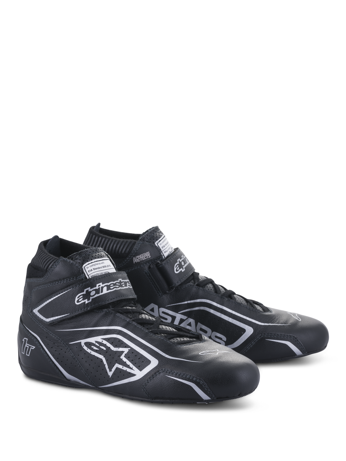Alpinestars Tech-1 T V3 sko FIA, auto racingsko, sort og sølv, konstruktion i oksehud med sølvfarvede Alpinestars-logoer og branding, set fra siden med velcrorem og snørelukning
