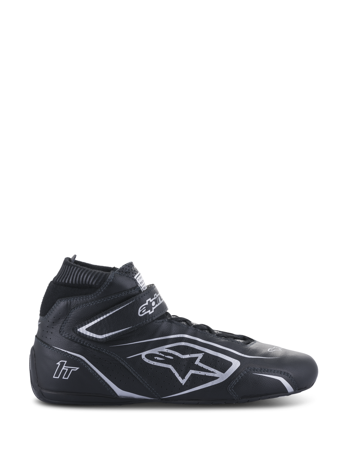 Alpinestars Tech-1 T V3 Sko FIA, sorte og sølvfarvede racersko, høj motorsportssko i læder med velcrorem ved anklen, perforerede sidepaneler og sølvfarvet branding, FIA-certificeret til professionel motorsport.
