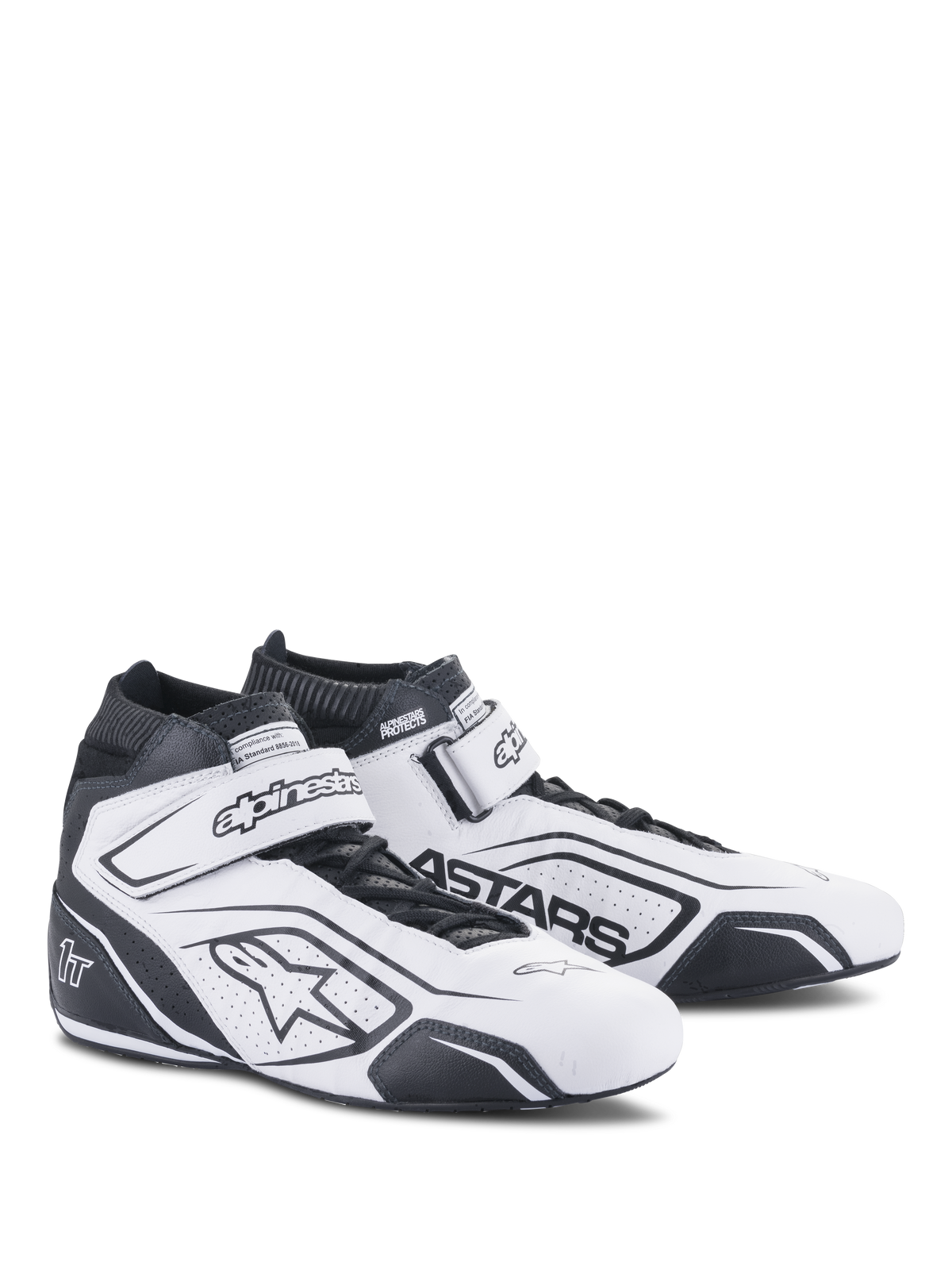 Alpinestars Tech-1 T V3 Sko FIA, hvide og sorte racingsko, professionelt fodtøj til motorsport, FIA-certificeret, højskaftet læderdesign med perforeret ventilation, krog og løkke-ankelrem og markant sort Astars-branding.