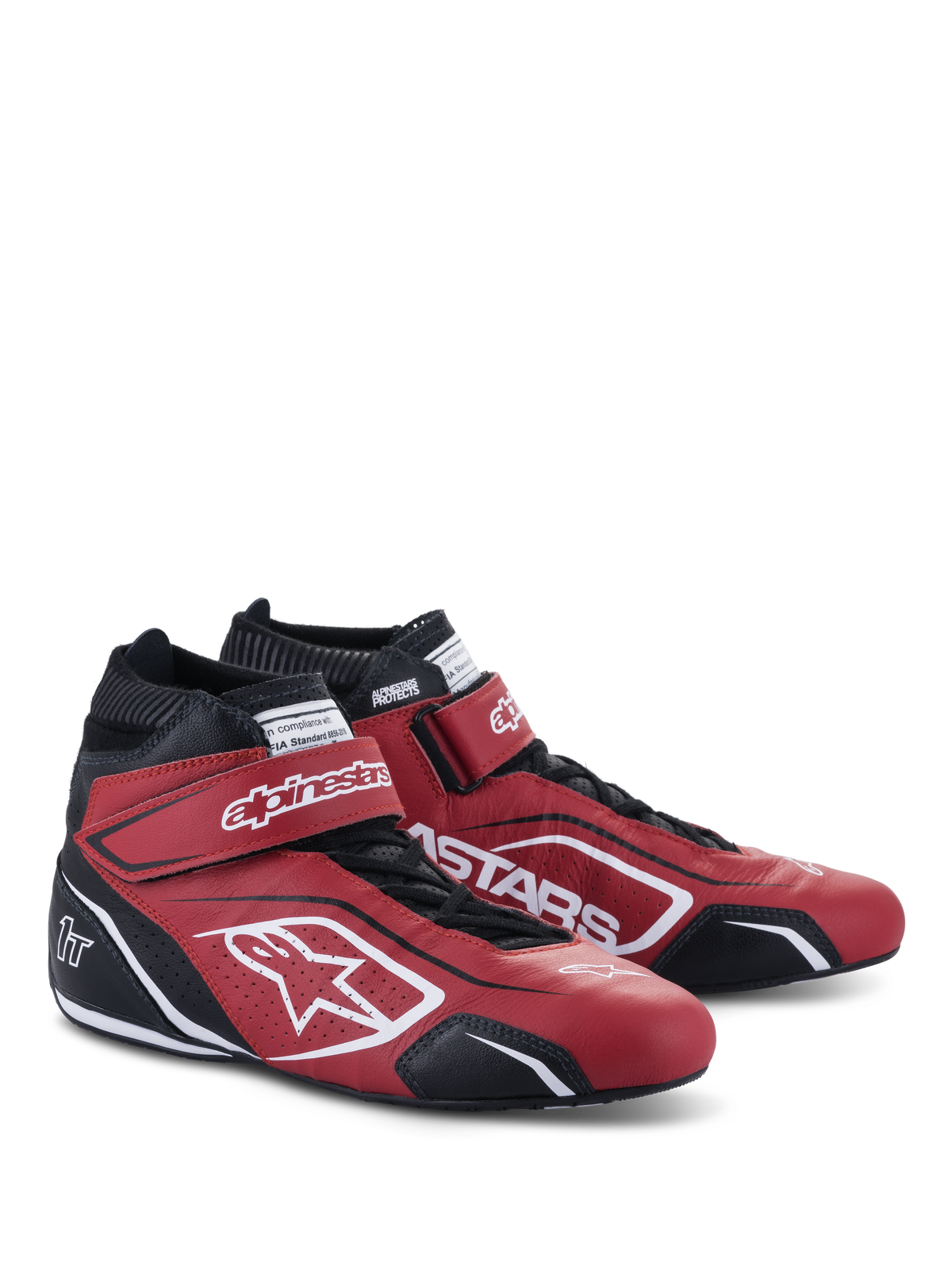 Alpinestars Tech-1 T V3 sko FIA, auto-køresko, rød, sort og hvid, et par mid-cut lædersko med justerbare velcroremme og traditionelle snørebånd, med markant hvid Alpinestars-branding og perforerede sidepaneler.