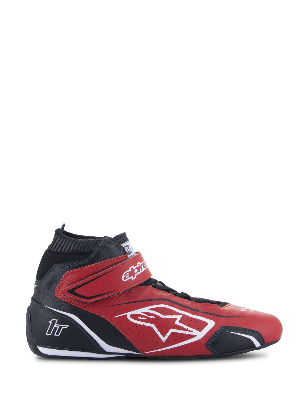 Alpinestars Tech-1 T V3-sko FIA, røde og sorte professionelle racersko, sideprofil, high-top design, hvidt Alpinestars-logo og 1T-branding, velcrorem ved anklen, perforeret oksehud for åndbarhed, tynd sort performance-sål, FIA-certificeret motorsportsfodtøj