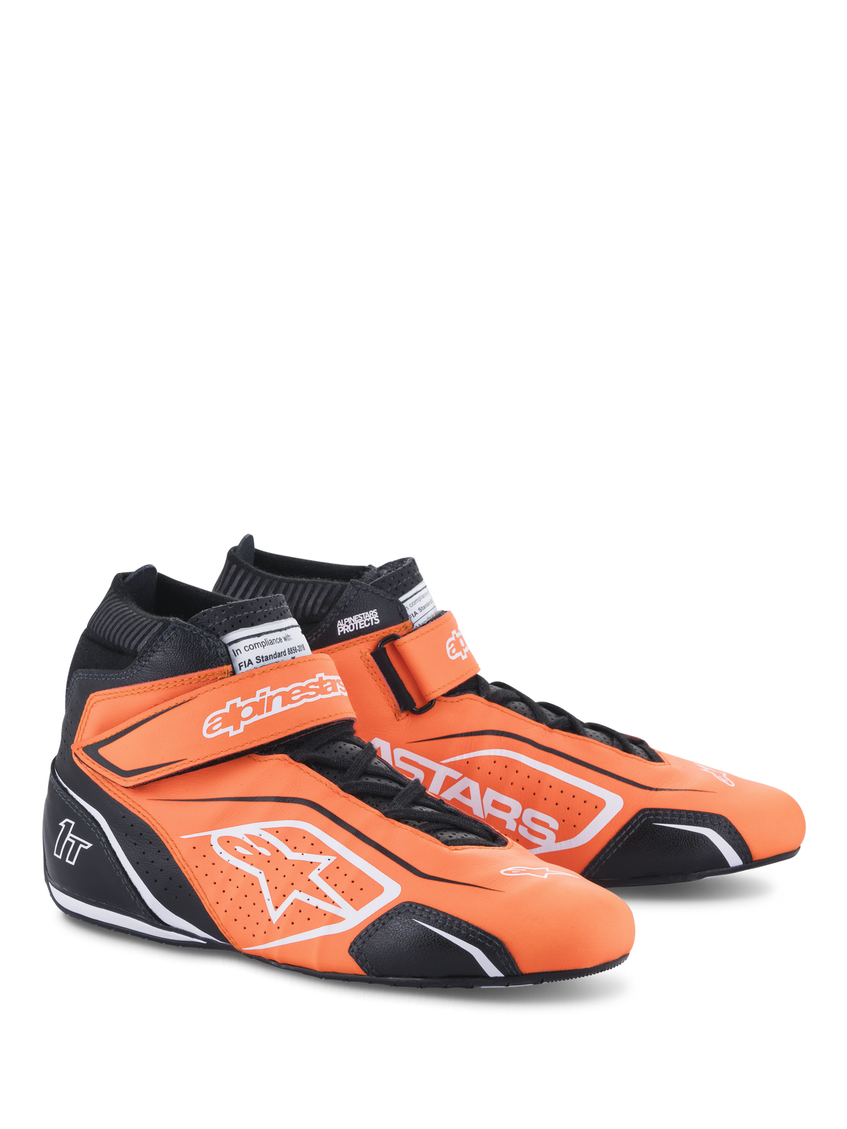 Alpinestars Tech-1 T V3 sko, auto racing sko, fluoriserende orange, sort og hvid, professionelt high-top læderfodtøj med velcroremme over snørebånd, hvide Alpinestars-logoer og sorte beskyttelsespaneler til motorsport.