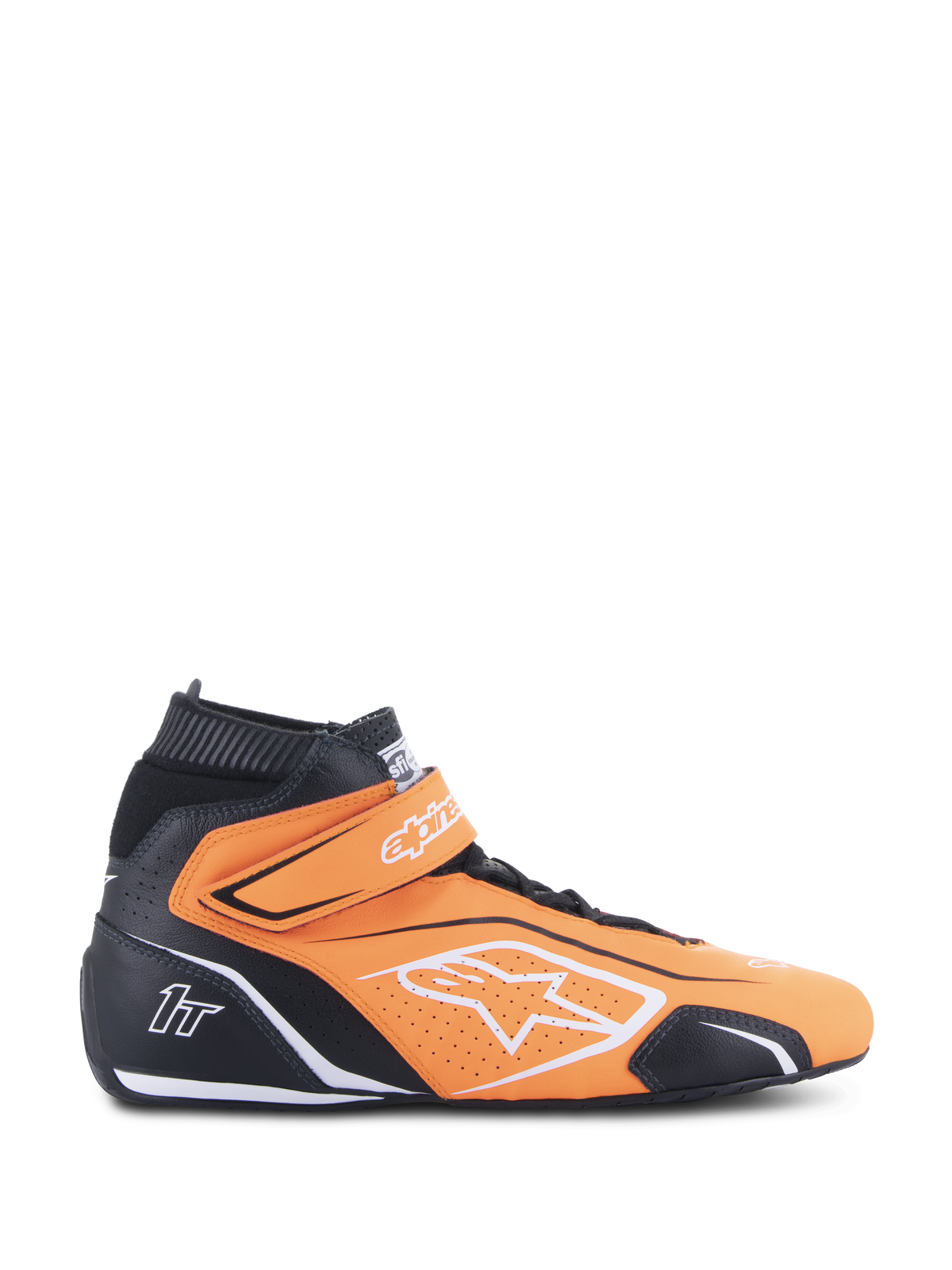 Alpinestars Tech-1 T V3 FIA racersko, orange fluo og sort, high-top motorsportfodtøj med hvide accenter og velcro-ankelstrop, perforeret læder for åndbarhed, sidevisning af professionelt bilsportsudstyr