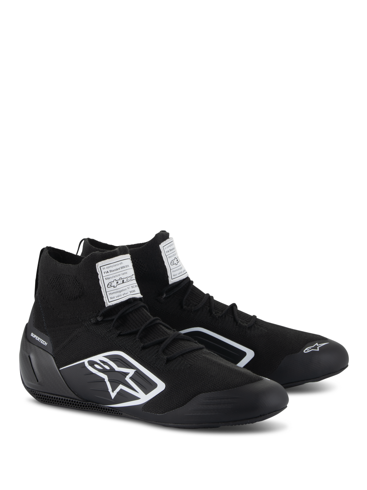 Alpinestars Supertech sko, auto køresko, sort, med en fuldt strikket brandhæmmende overdel og kulfiber hælskål, hvidt Alpinestars-logo på siden, FIA/SFI-certificeringsmærkater på pløsen, professionelt fodtøj til motorsport med et strømlinet design