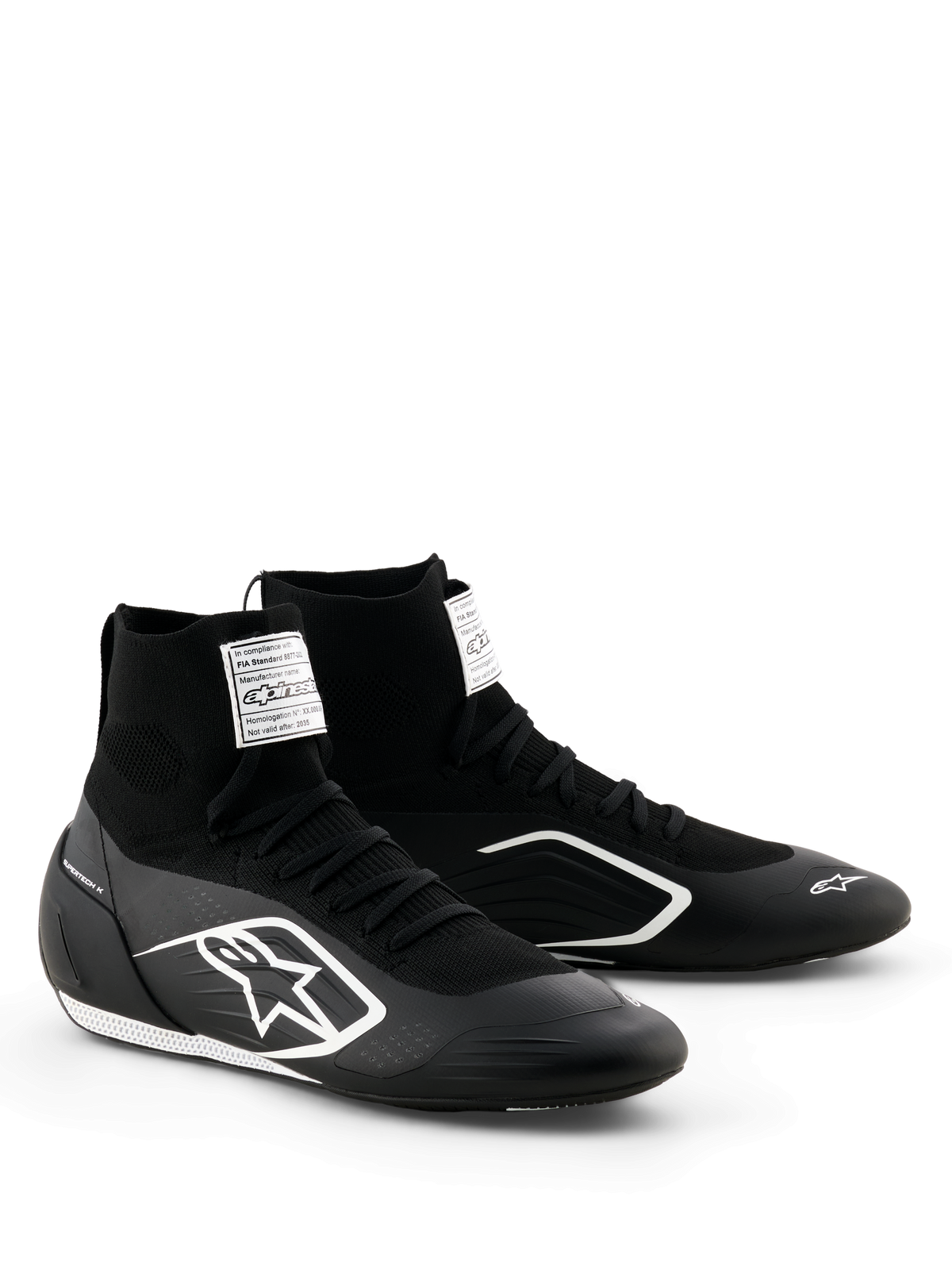 Alpinestars Supertech K-sko - FIA, kartingsko, sort og hvid, fuldt strikket overdel med høj strømpeagtig pasform, hvidt Alpinestars-logo på siden, hvid FIA-certificeringsmærkat på pløsen, strømlinet letvægtsdesign til racerpræstationer