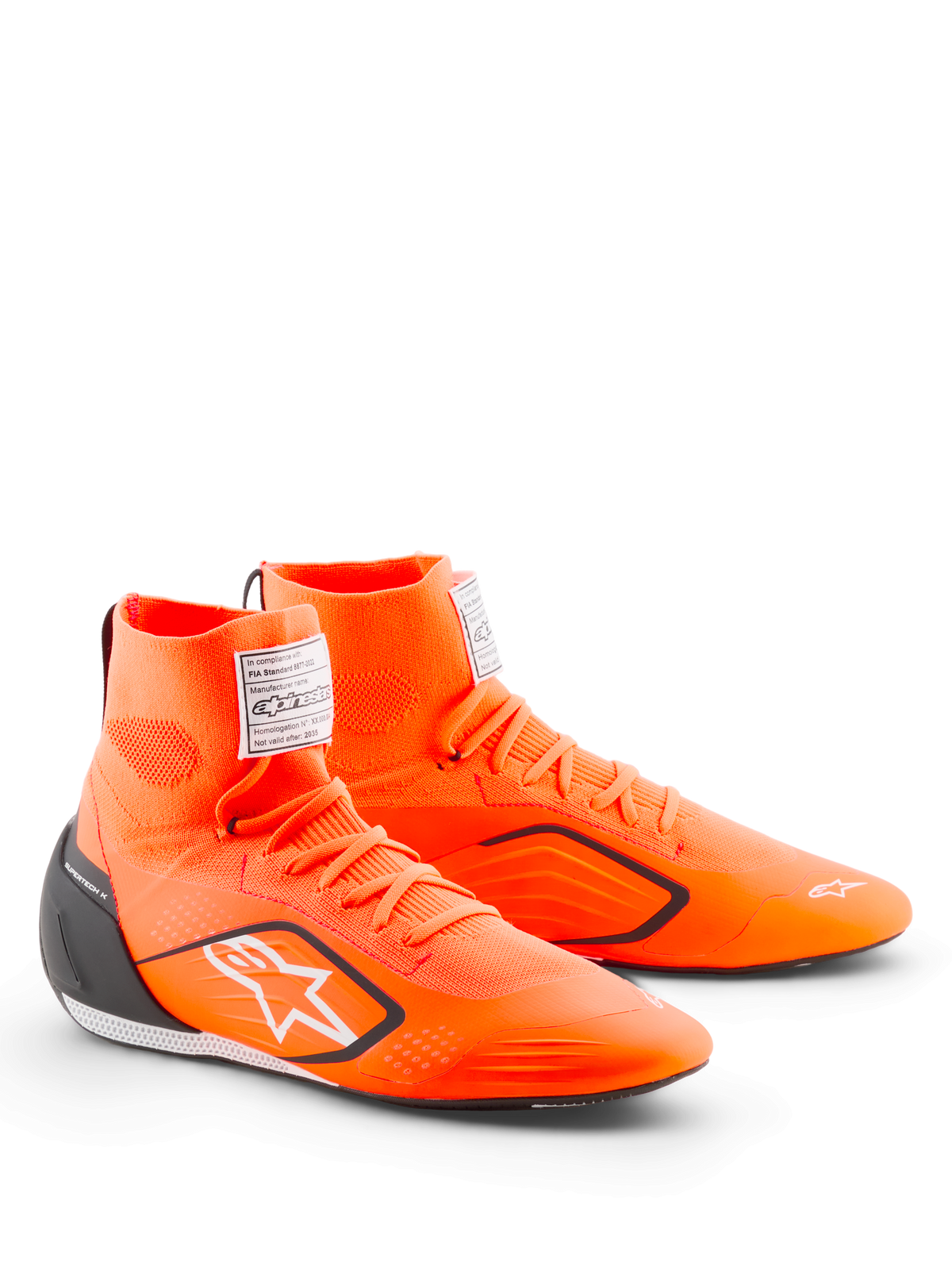 Alpinestars Supertech K-sko - FIA, kartingsko, orange fluo, sort og hvid, med høj strikket overdel, sort TPU-hælkappe, hvidt Alpinestars-logo og FIA-certificeringsmærke på pløsen