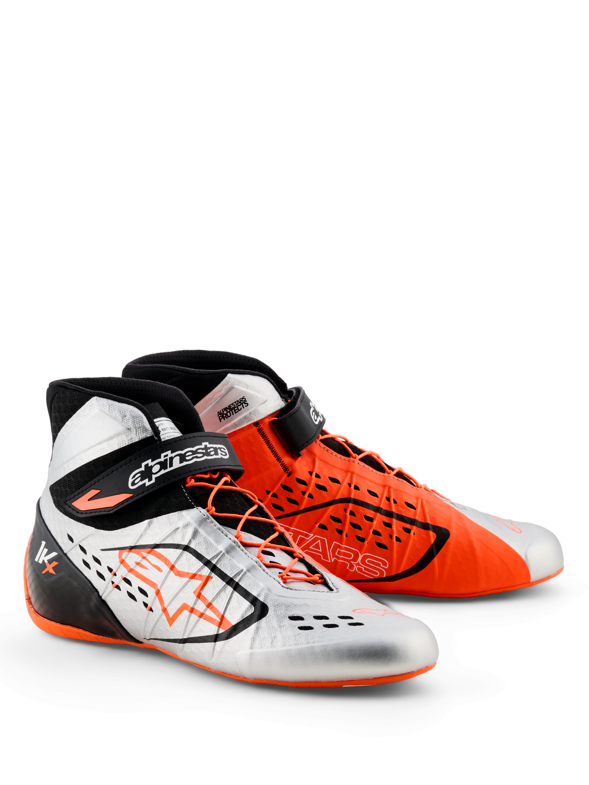 Alpinestars Tech-1 KX V3-sko - FIA, kartingsko, sort, sølv og orange fluo, asymmetrisk farvedesign med én sølvfarvet sko og én orange sko, med asymmetrisk snøring og justerbare ankelstropper, strømlinet letvægtskonstruktion til racerpræstationer