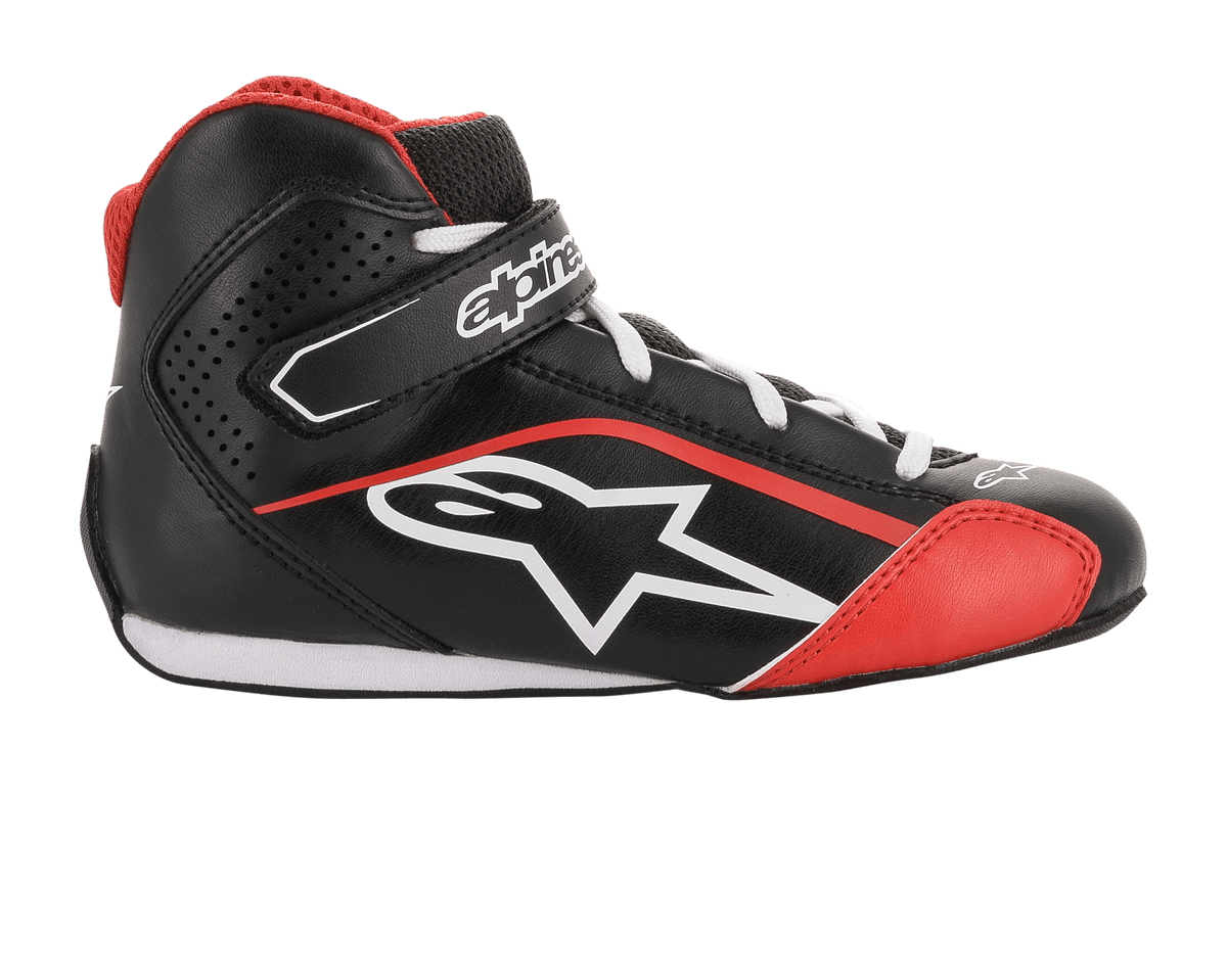 Alpinestars Youth Tech-1 K sko, karting-sko til unge, sort, hvid og rød, sideprofil med mikrofiberkonstruktion, hvidt Alpinestars-logo, velcrolukning ved anklen og perforerede sidepaneler for ventilation.