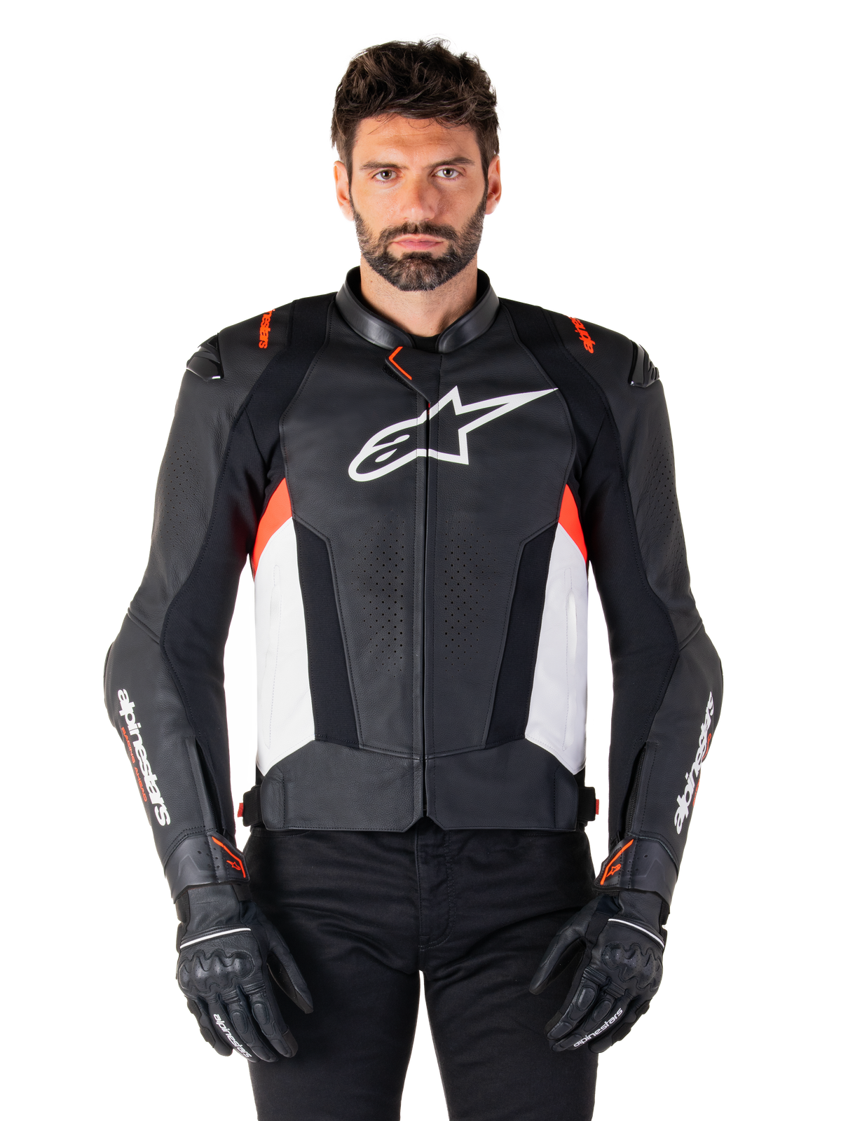Alpinestars Missile V3 læderjakke, sort, hvid og fluorød, premium racing-sportsjakke i bovinlæder, hvidt logo på brystet og Alpinestars-branding på ærmerne, båret med sorte motorcykelhandsker og bukser