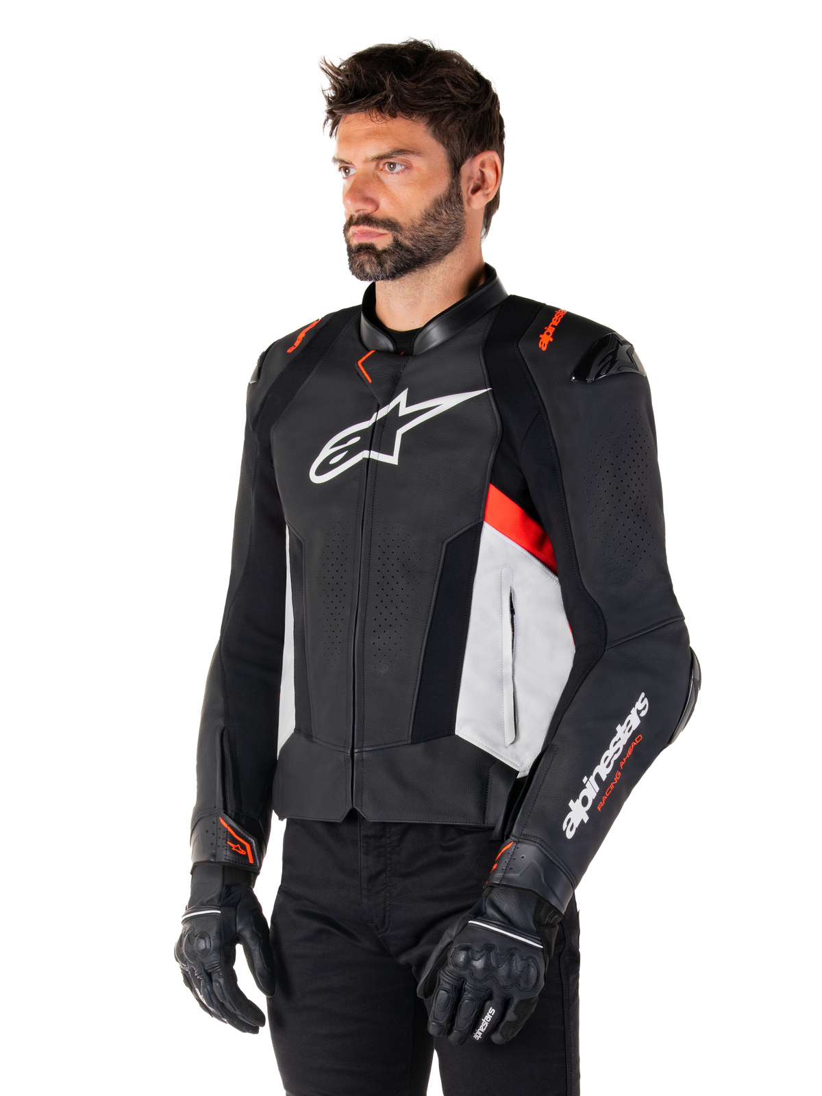 Alpinestars Missile V3 læderjakke, sort, hvid og rød fluo, racing sport motorcykeljakke båret af en model med sorte handsker og bukser, med perforerede læderpaneler og markant Alpinestars-branding