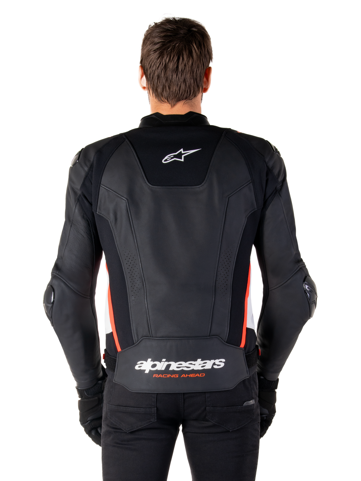 Alpinestars Missile V3 læderjakke, set bagfra, premium sort læder med rød fluo og hvide detaljer, hvidt stjernelogo på den øverste del af ryggen og Alpinestars-branding på den nederste del af ryggen, båret med sorte bukser og handsker.
