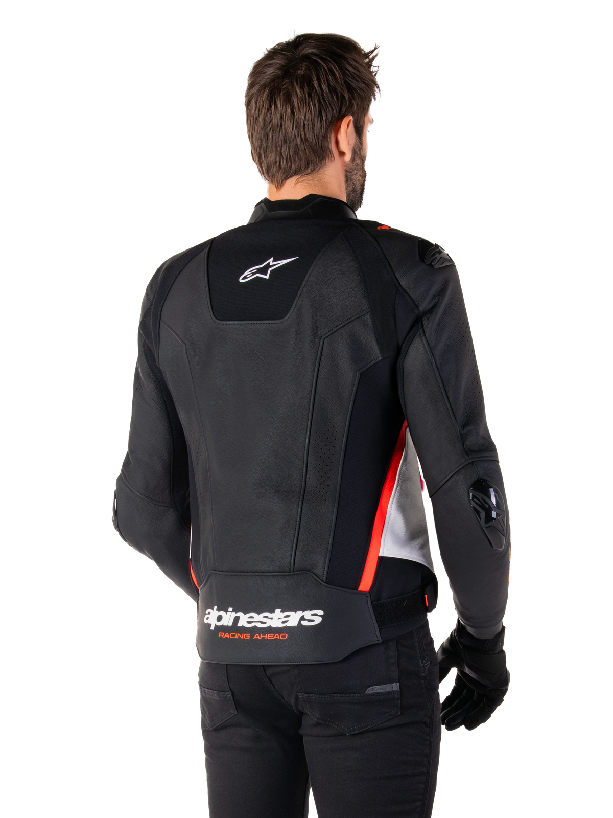 Alpinestars Missile V3 læderjakke, set bagfra på en fører, sort, hvid og fluorescerende rød, markant Alpinestars-branding og 'RACING AHEAD'-tekst på den nedre ryg, premium læderkonstruktion med tekniske strækpaneler og beskyttende TPU-skydere, vist med sorte handsker og bukser