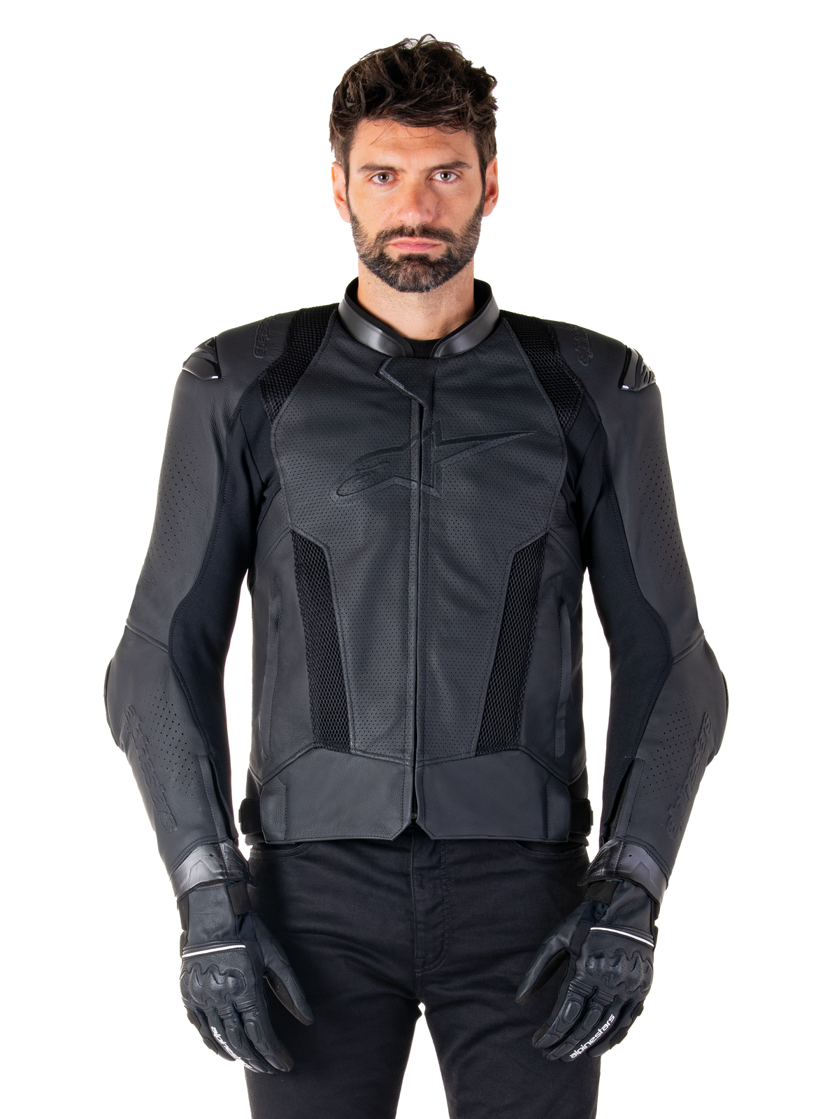 Alpinestars Missile V3 Airflow læderjakke, sort motorcykel-racerjakke, båret af en model med sorte handsker og bukser, med perforerede læderpaneler, mesh-ventilation og udvendige skulderbeskyttere, premium læderkonstruktion til sportskørsel