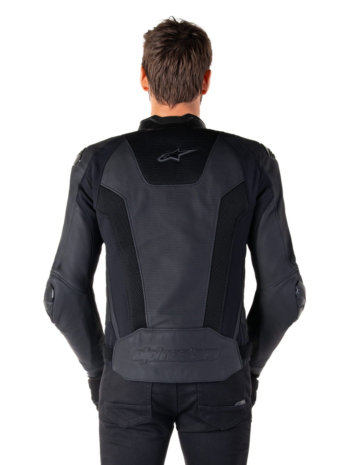Alpinestars Missile V3 Airflow læderjakke, sort, bagfra af model, viser omfattende perforerede paneler og mesh-indsatser på ryggen til ventilation, præget branding på lænden, racing sport motorcykeljakke