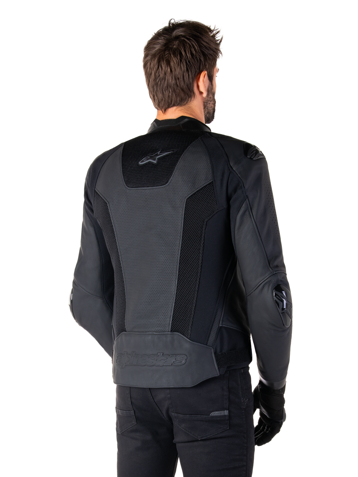 Alpinestars Missile V3 Airflow læderjakke, sort, set bagfra på model, med perforeret læder og mesh-paneler til ventilation, eksterne TPU-beskyttere på skuldre og albuer, strømlinet racing-inspireret design