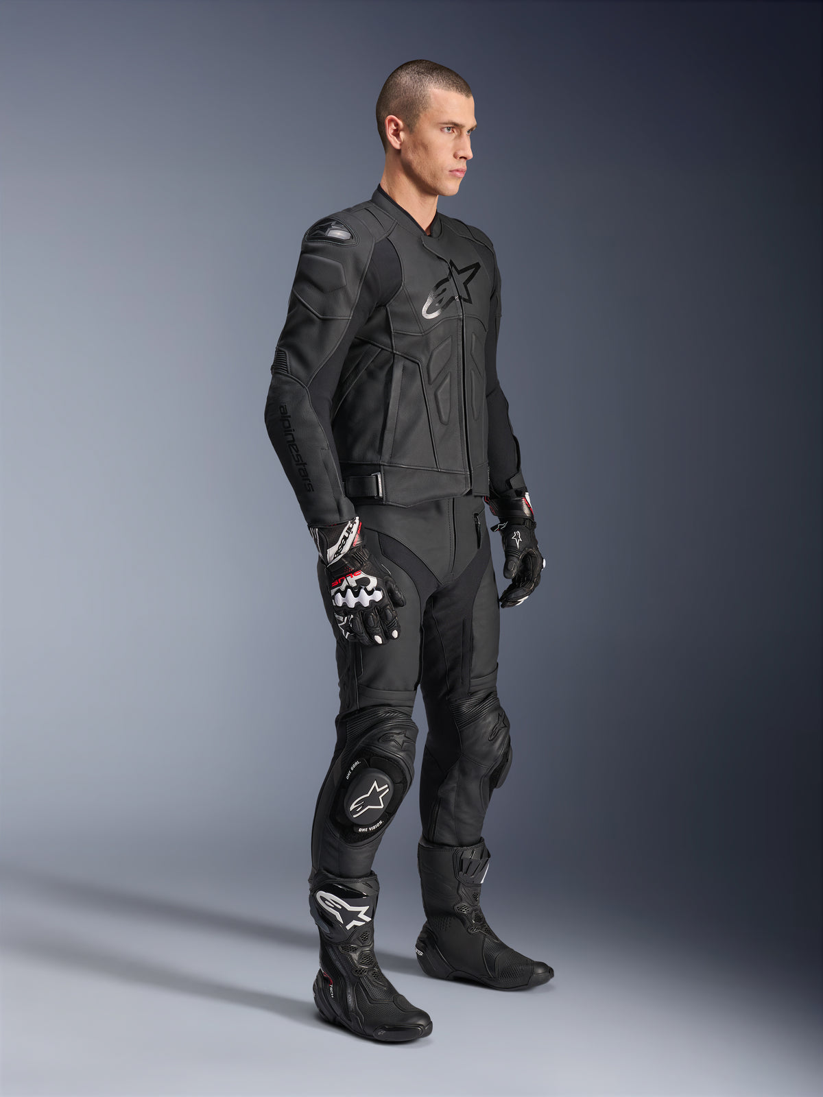 Alpinestars Dusk læderjakke, herre-motorcykeljakke i sort okselæder, ergonomisk sportsdesign til vej, båret af model.