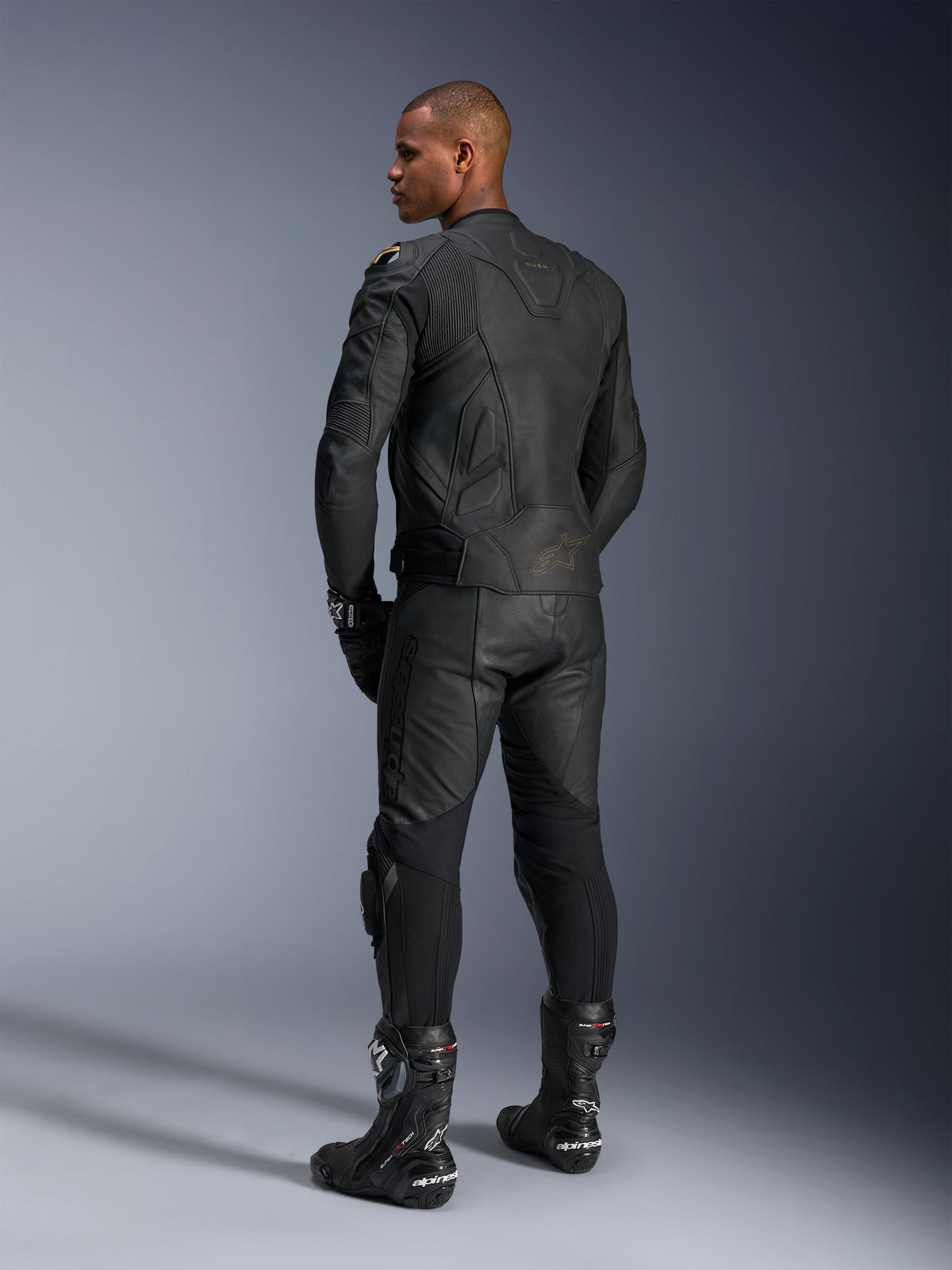 Alpinestars Dusk læderjakke, motorcykeljakke til racing, herre, sort, førsteklasses læder, set bagfra på model.