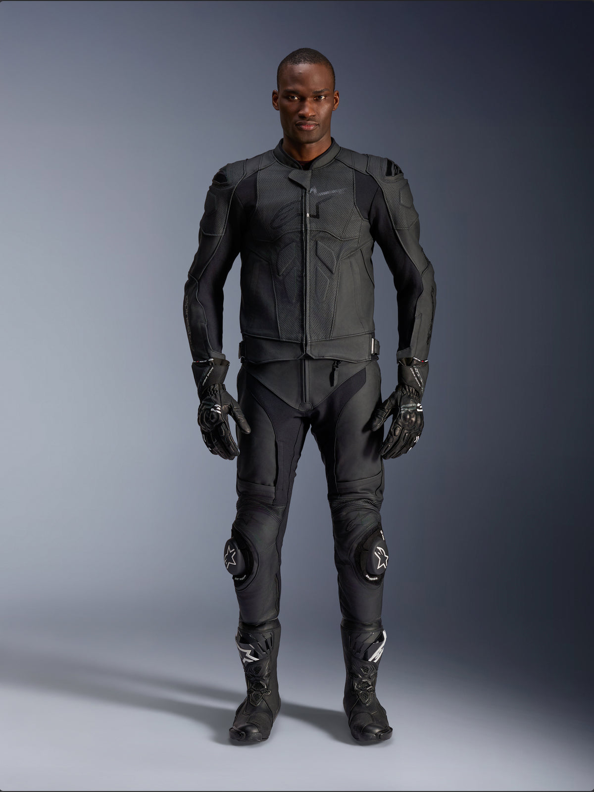 Alpinestars Dusk Airflow læderjakke, sort, båret med matchende motorcykelbukser, handsker og støvler, med perforeret læder for maksimal luftstrøm, ergonomisk multi-panel design og indvendig beskyttelse, professionelt udstyr til landevejs- og sportskørsel