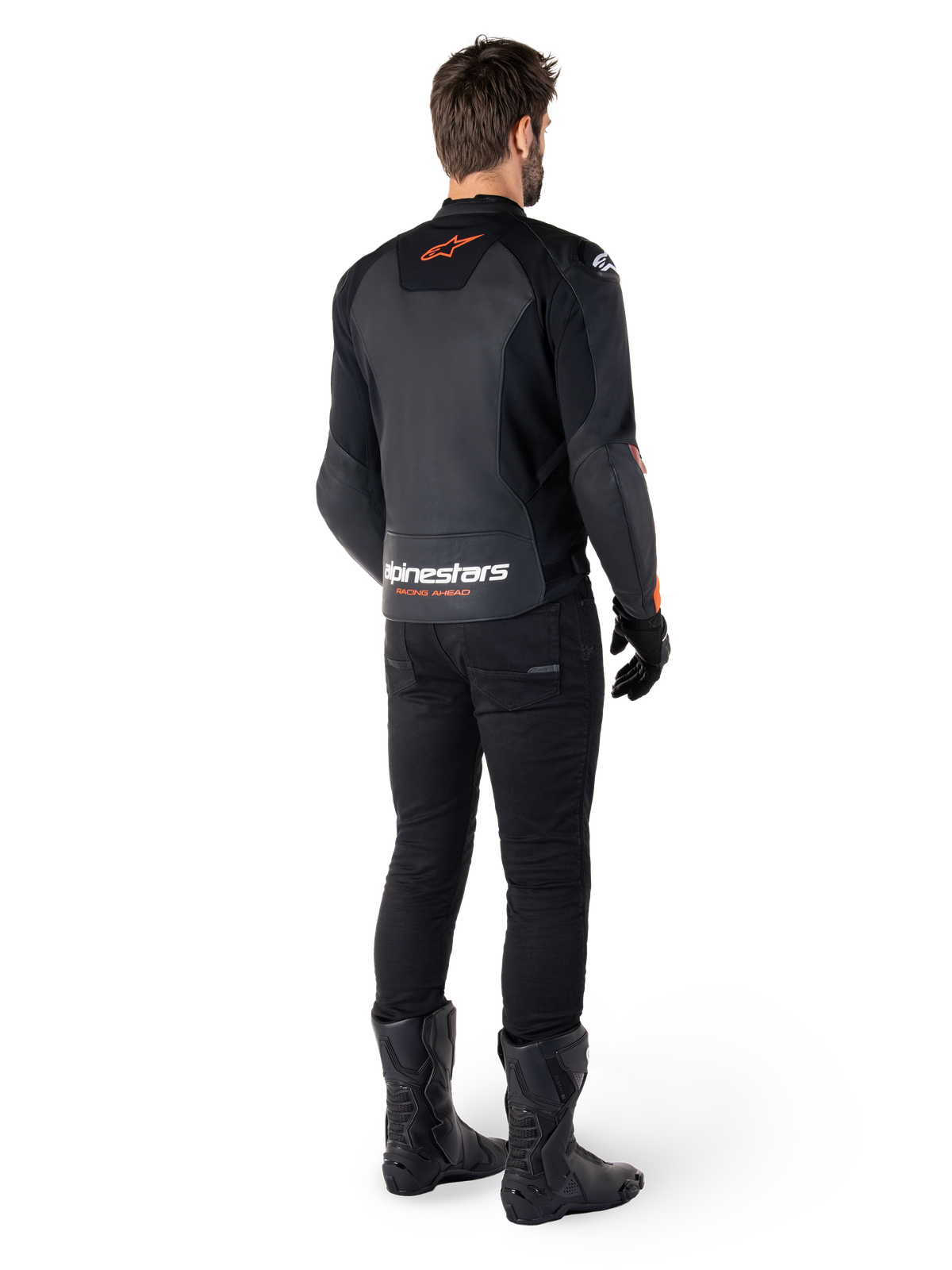 Alpinestars Faster V3 læderjakke, sportsmotorcykeljakke, sort og rød fluo, set bagfra båret med sorte bukser og sorte støvler, med 'alpinestars RACING AHEAD'-tekst nederst på ryggen og et lille rødt stjernelogo, strømlinet læderkonstruktion med sportspasform