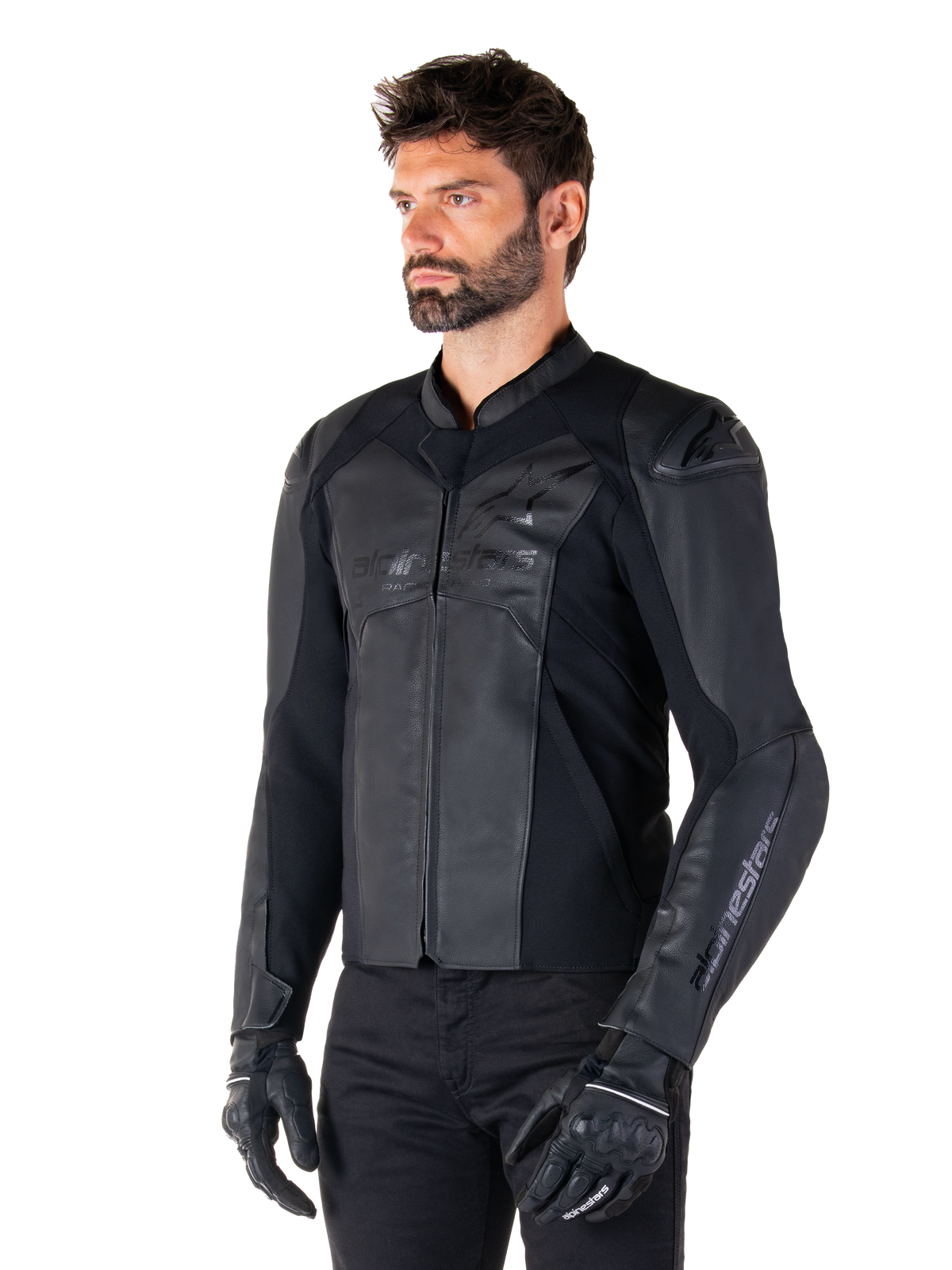 Alpinestars Faster V3 læderjakke, sportskørejakke, sort, båret af en mandlig model med sorte bukser og handsker, førsteklasses læderkonstruktion med strækpaneler og DFS GP Lite-skulderbeskyttere, slank og moderne sportssilhuet