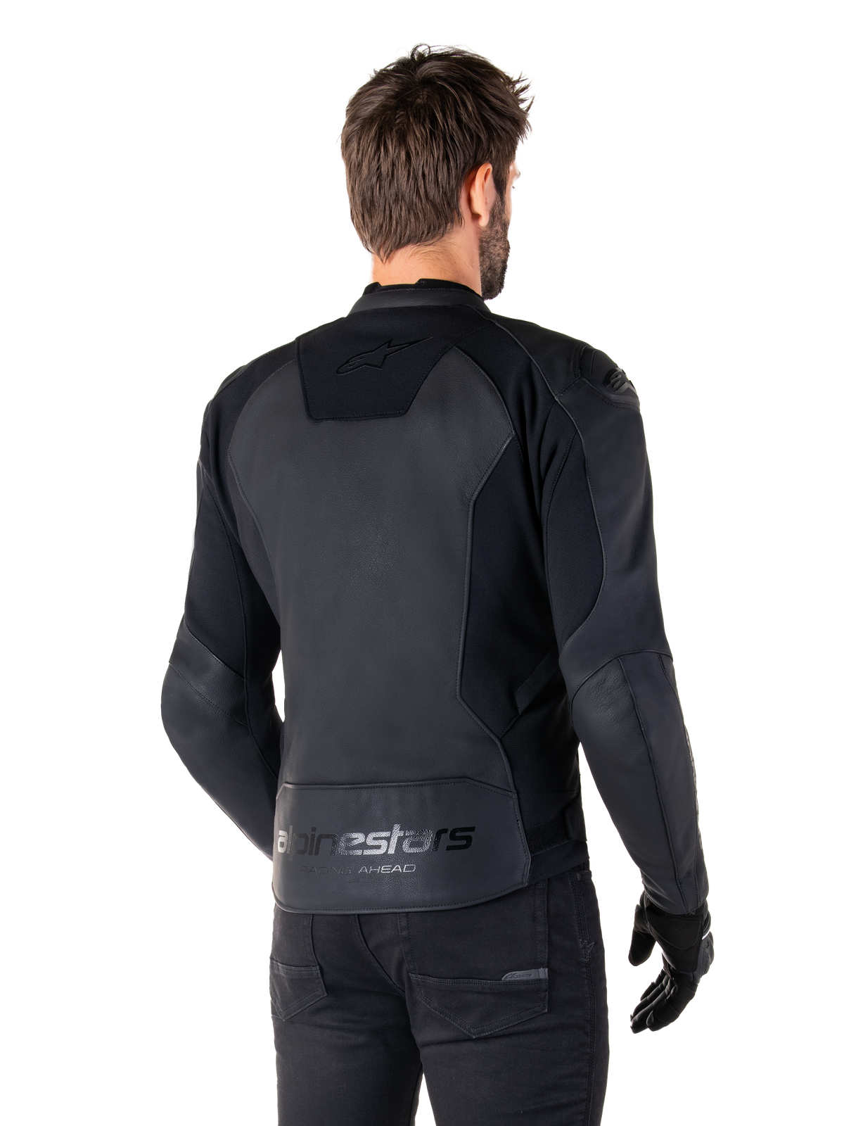 Alpinestars Faster V3 læderjakke, sort sort, bagfra-visning af model iført sportskørejakken, med 'alpinestars' og 'RACING AHEAD' branding på den nederste del af ryggen, premium læder med matte paneler, moderne sportssilhuet til motorcykelkørsel