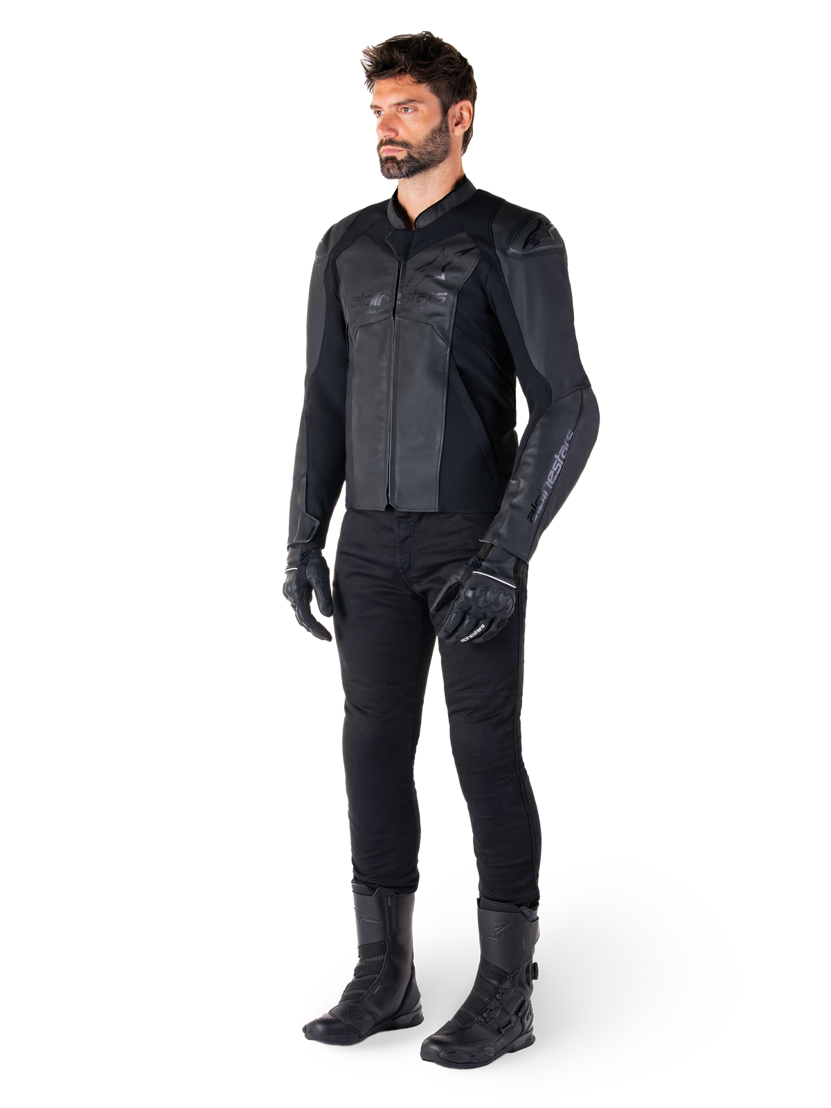 Alpinestars Faster V3 læderjakke, sort sort, båret med sorte bukser, handsker og støvler, teknisk læderkonstruktion med HRSF-strækpaneler, integrerede DFS GP Lite-skulderbeskyttere, strømlinet sportsinspireret silhuet
