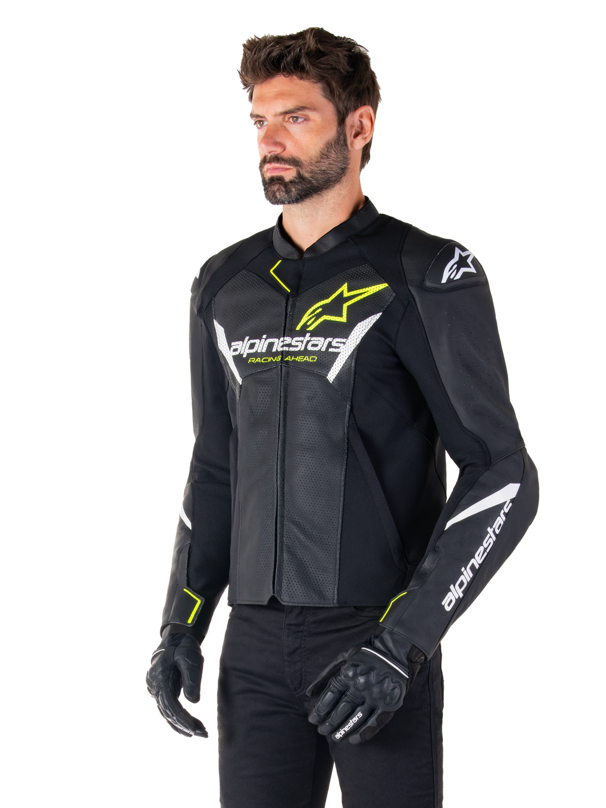 Alpinestars Faster V3 Airflow læderjakke, sport-motorcykeljakke, sort, hvid og gul fluo, båret af en mand, med perforeret læder for optimal luftstrøm, Alpinestars-logoer på bryst og arme, kombineret med sorte handsker.