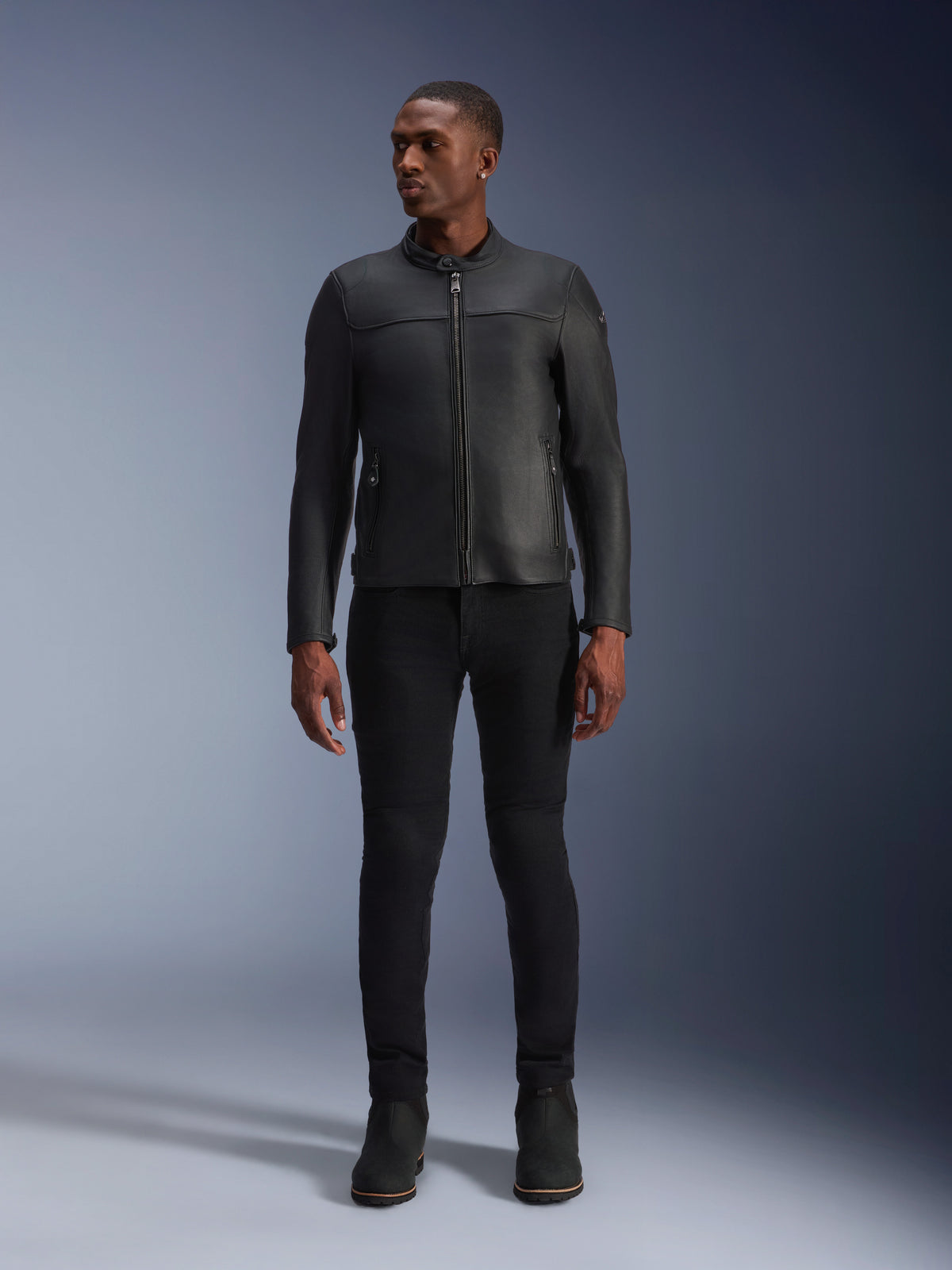 Alpinestars Blacktrack læderjakke, sort urban motorcykeljakke til herrer, premium læder, vist på model.