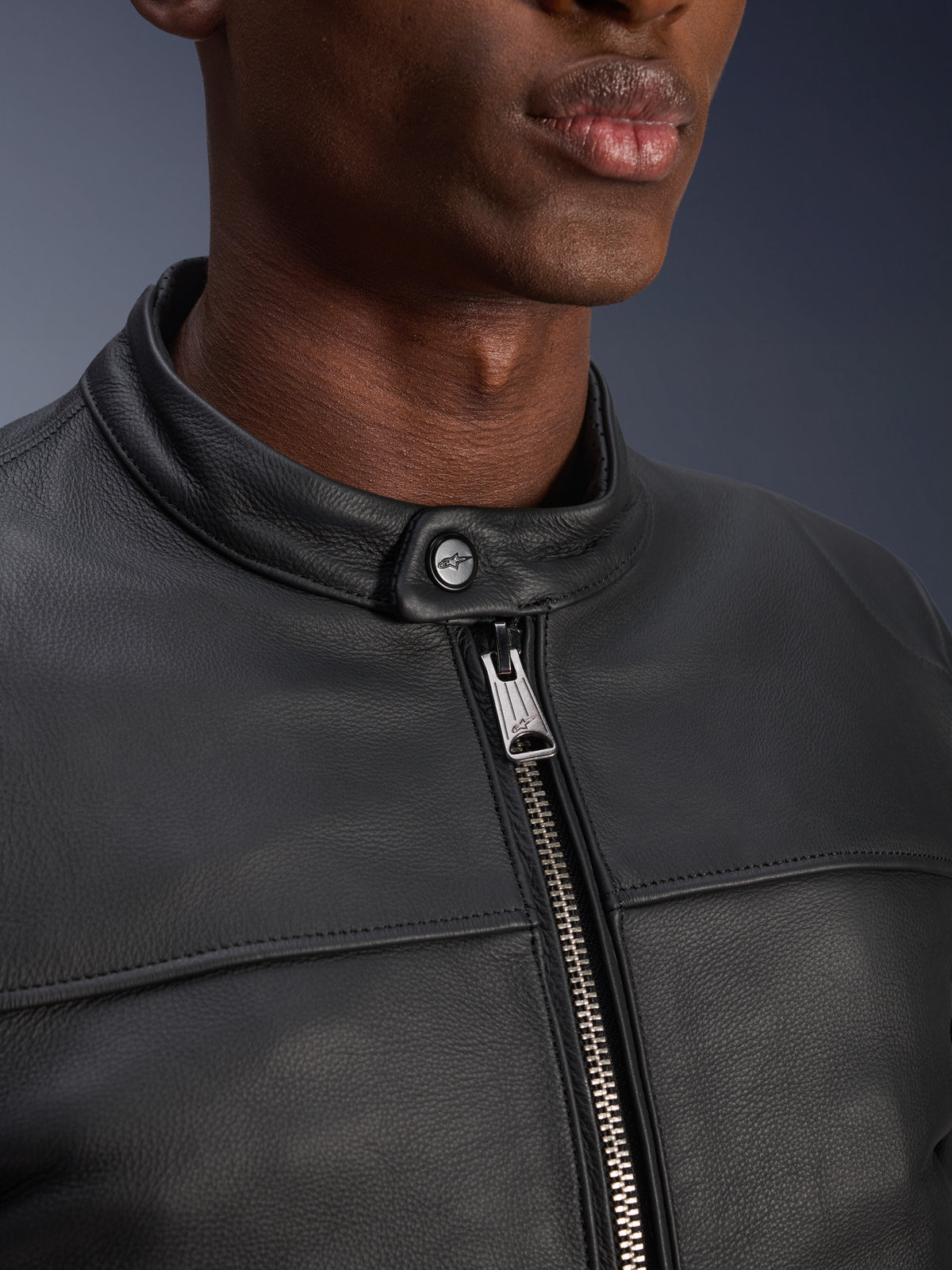 Alpinestars Blacktrack læderjakke, herre, sort, urban motorcykeljakke i bovin læder med gunmetal-lynlås og knaplukning