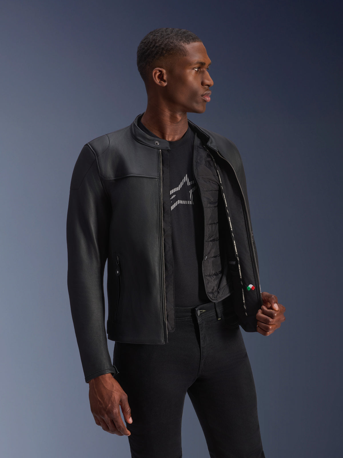 Alpinestars Blacktrack læderjakke, sort bovint læder, vist åben på en model med synlig termisk vest.