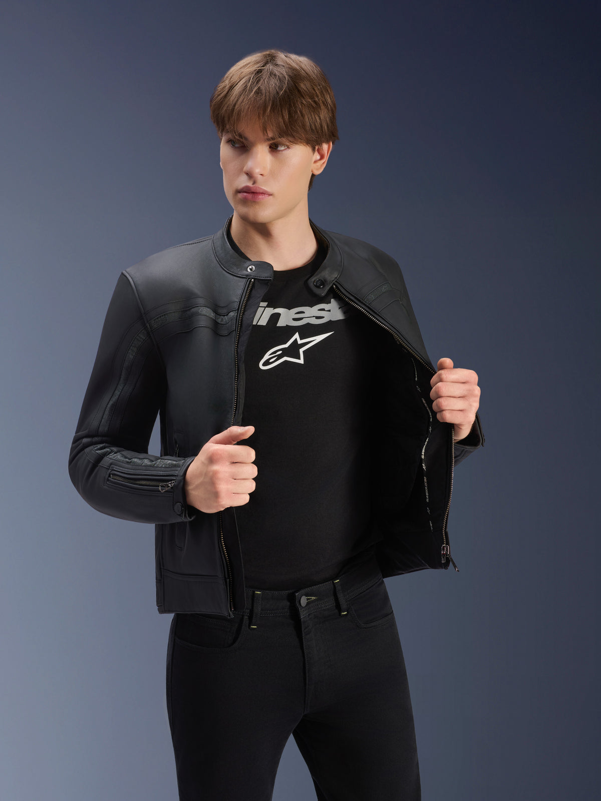 Alpinestars Dyno læderjakke, sort urban motorcykeljakke i bovint læder, CE-certificeret og Tech-Air Ready, på model.