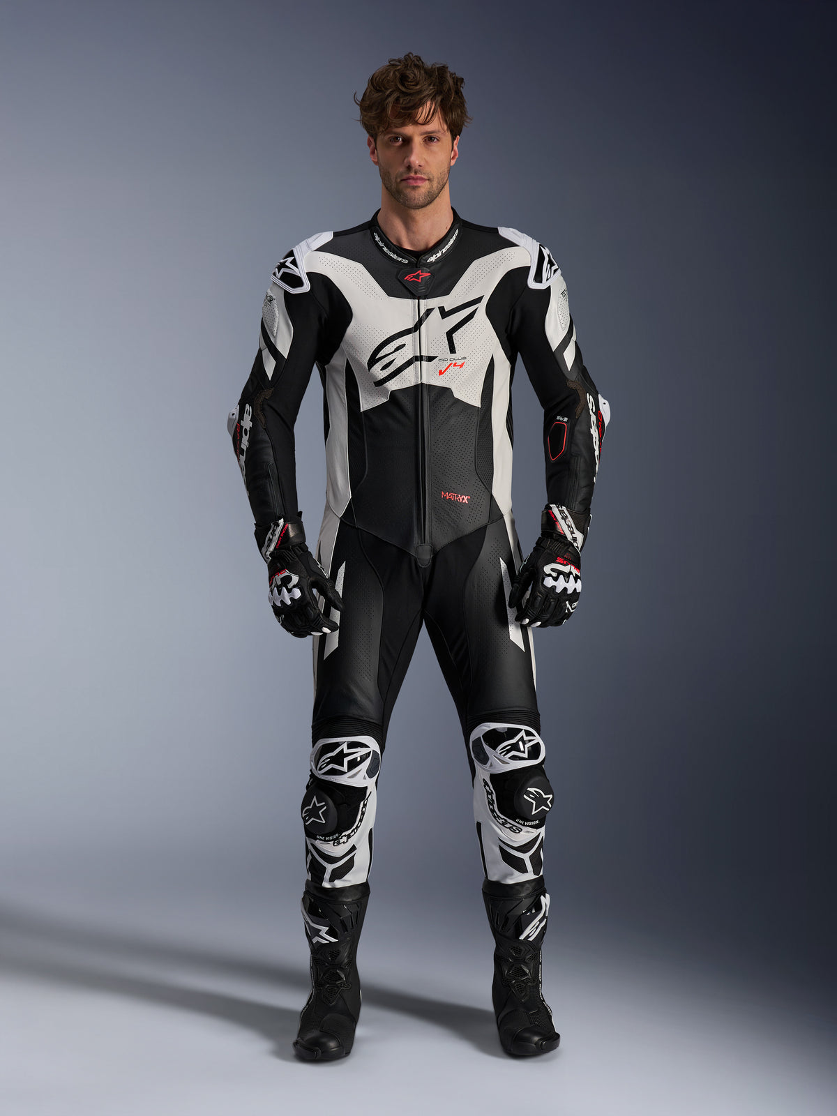 Alpinestars GP Plus V4 Sprint læderdragt til herrer, sort, hvid og rød fluo, racingudstyr båret af model.