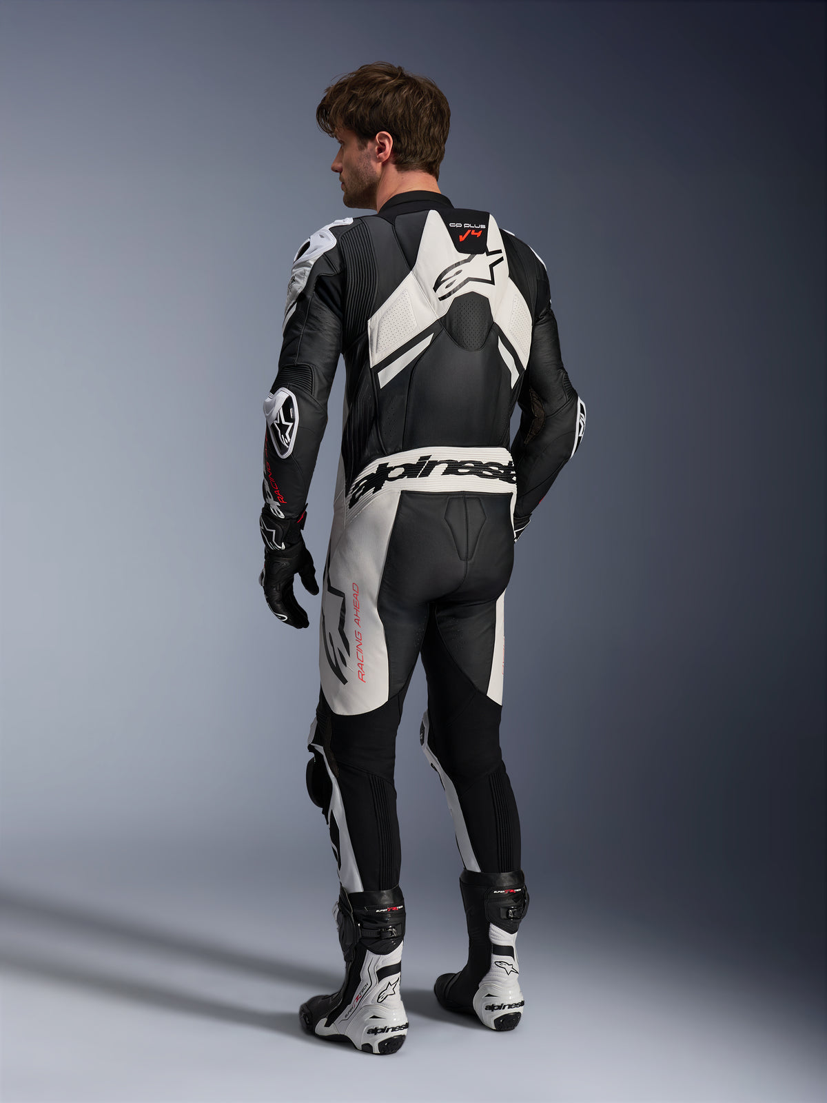 Alpinestars GP Plus V4 Sprint 1-stk læderdragt, sort og hvid, set bagfra med aerodynamisk pukkel, herremotorcykeludstyr