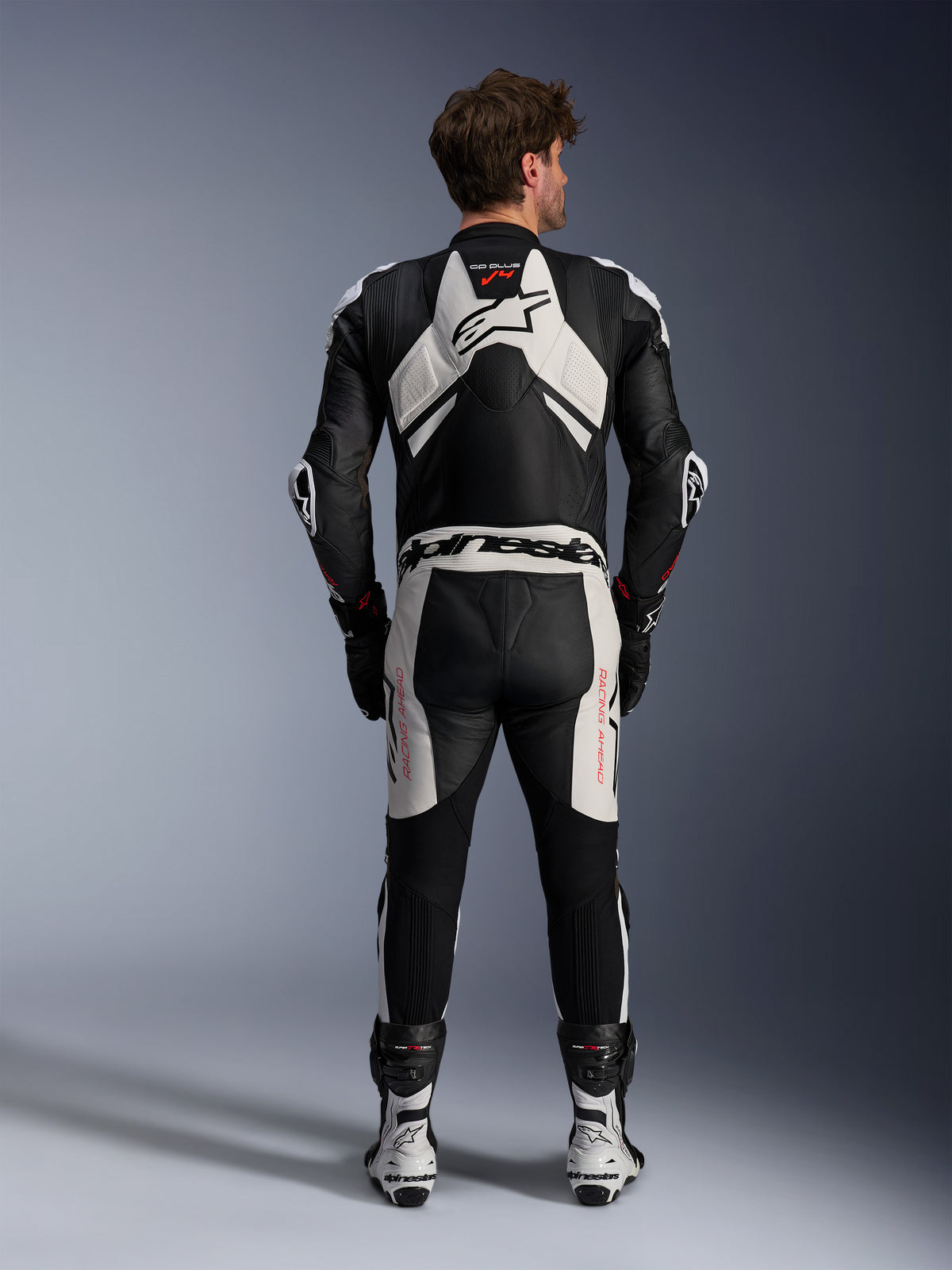 Alpinestars GP Plus V4 Sprint læderdragt, herre-motorcykelracerdragt i sort og hvid med aerodynamisk pukkel, Tech-Air® klar.