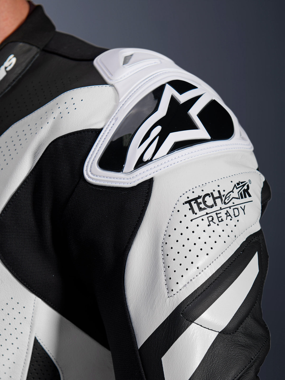 Alpinestars GP Plus V4 Sprint læderdragt, sort og hvid, skulderbeskyttelse i perforeret læder med Tech-Air Ready logo.