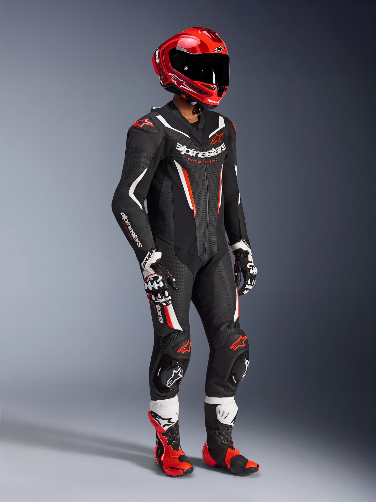 Alpinestars GP Force V2 Læderdragt - 1-del, professionel racerdragt i sort, hvid og rød fluo, med perforerede læderpaneler og DFS Lite-skjolde. Komplet bane-setup med rød racerhjelm, matchende handsker og støvler.