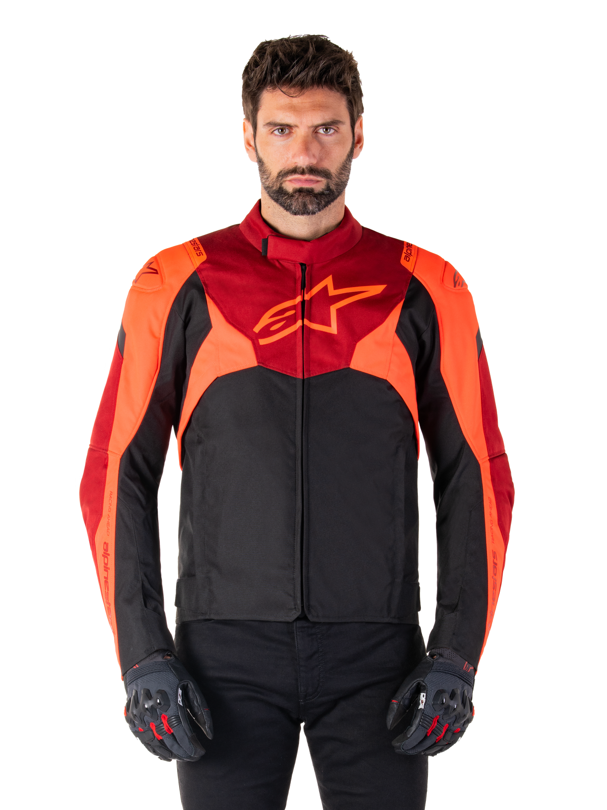 Alpinestars T-Jaws V4 Waterproof Jacket, sportstekstil motorcykeljakke, sort med rød fluo og mørkerøde detaljer, bæres af en mandlig model med matchende handsker, teknisk køreudstyr med fremtrædende stjernelogo på brystet.