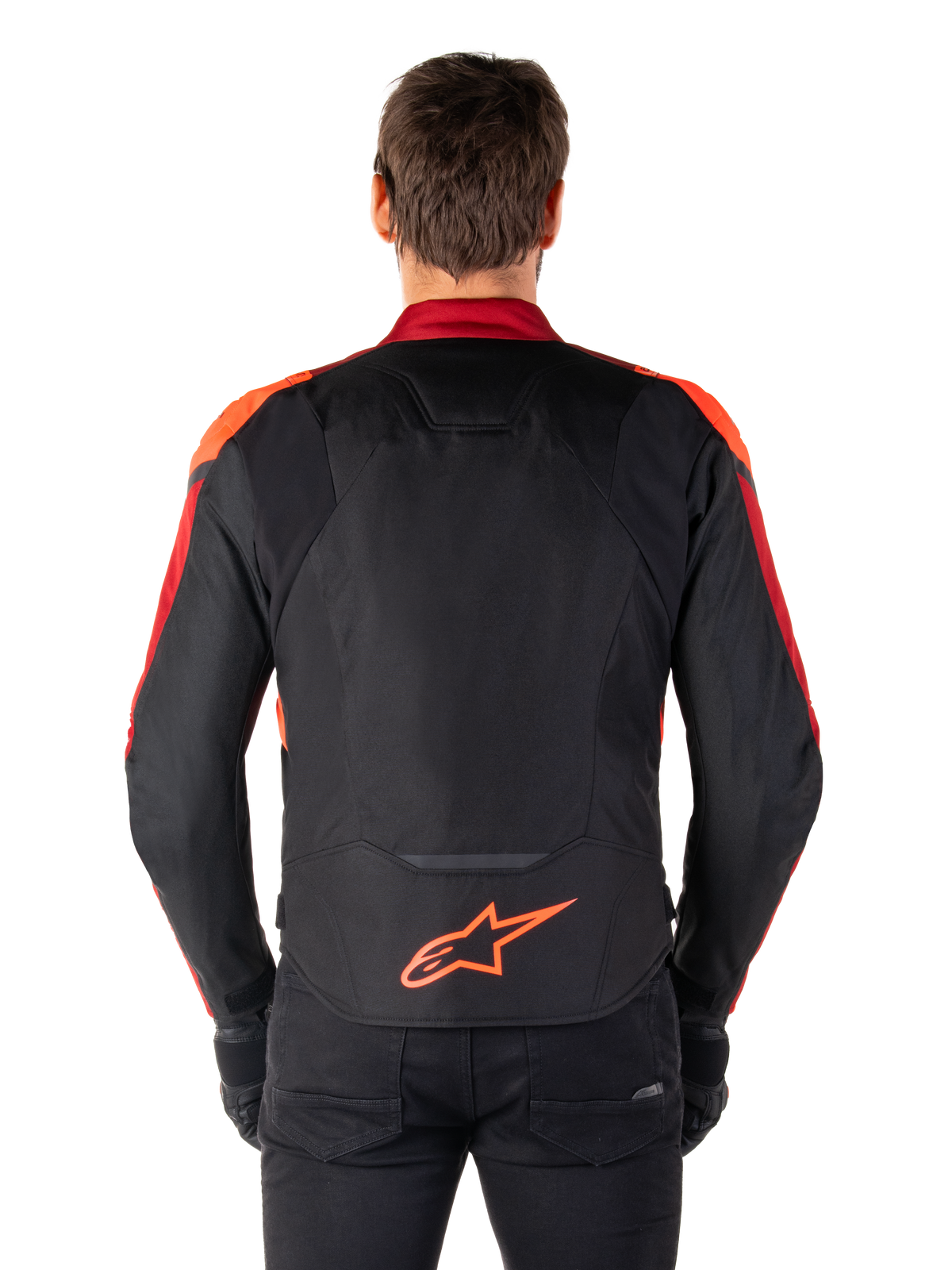 Alpinestars T-Jaws V4 Vandtæt jakke, set bagfra, sort med rød fluo og mørkerøde detaljer, orange logo på den nedre ryg, forlænget rygpanel for dækning under kørsel, sporty tekstil motorcykeljakke