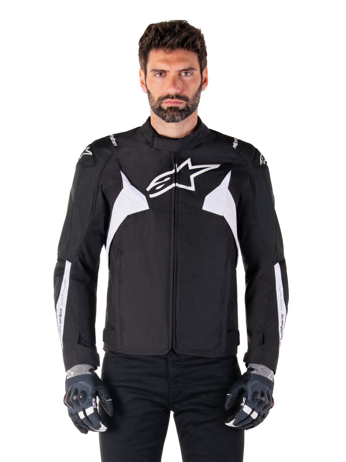 Alpinestars T-Jaws V4 Waterproof Jacket, sort og hvid, sportstekstil-motorcykeljakke til mænd, med hvidt stjernelogo på brystet, hvide detaljer på skuldrene og hvide striber på underarmene, høj krave, atletisk pasform til landevejskørsel