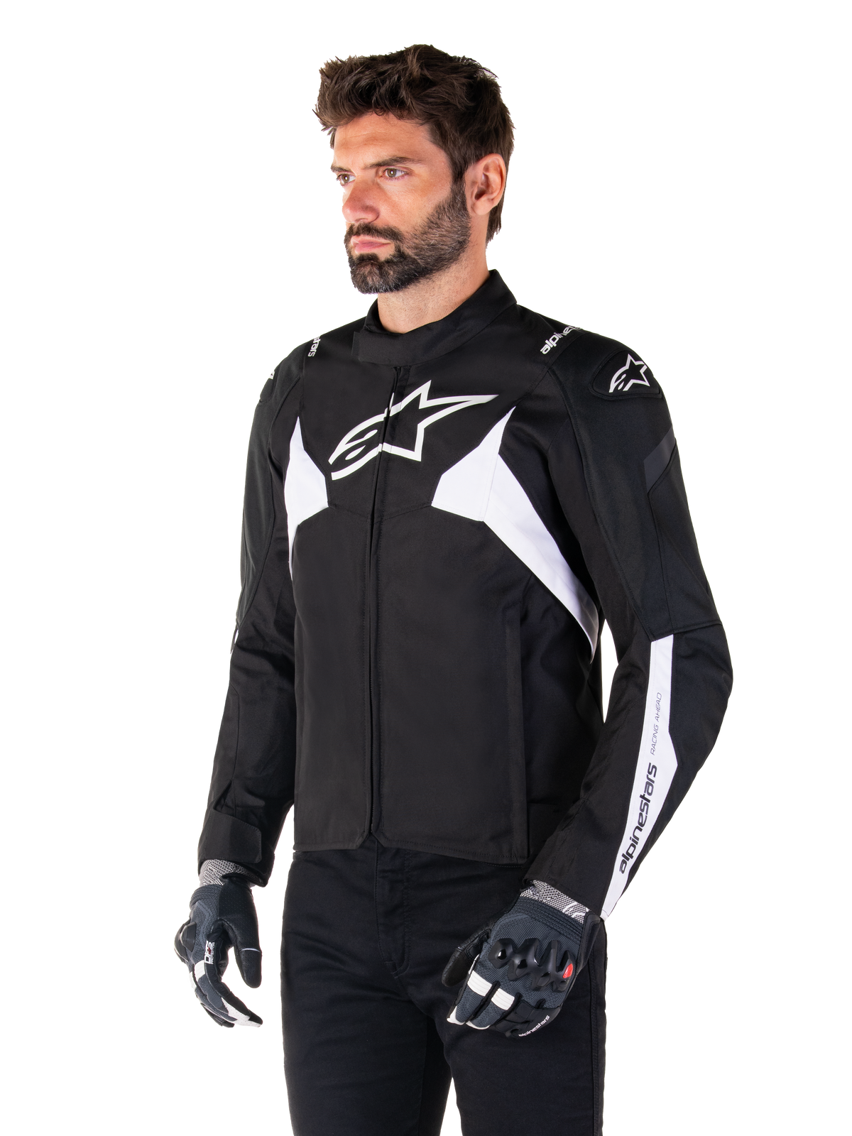 Alpinestars T-Jaws V4 Waterproof Jakke, sort og hvid, bæres af en model med motorcykelhandsker, med fremtrædende hvide Alpinestars-logoer og detaljer, sport-fit tekstil-motorcykeljakke til landevejskørsel