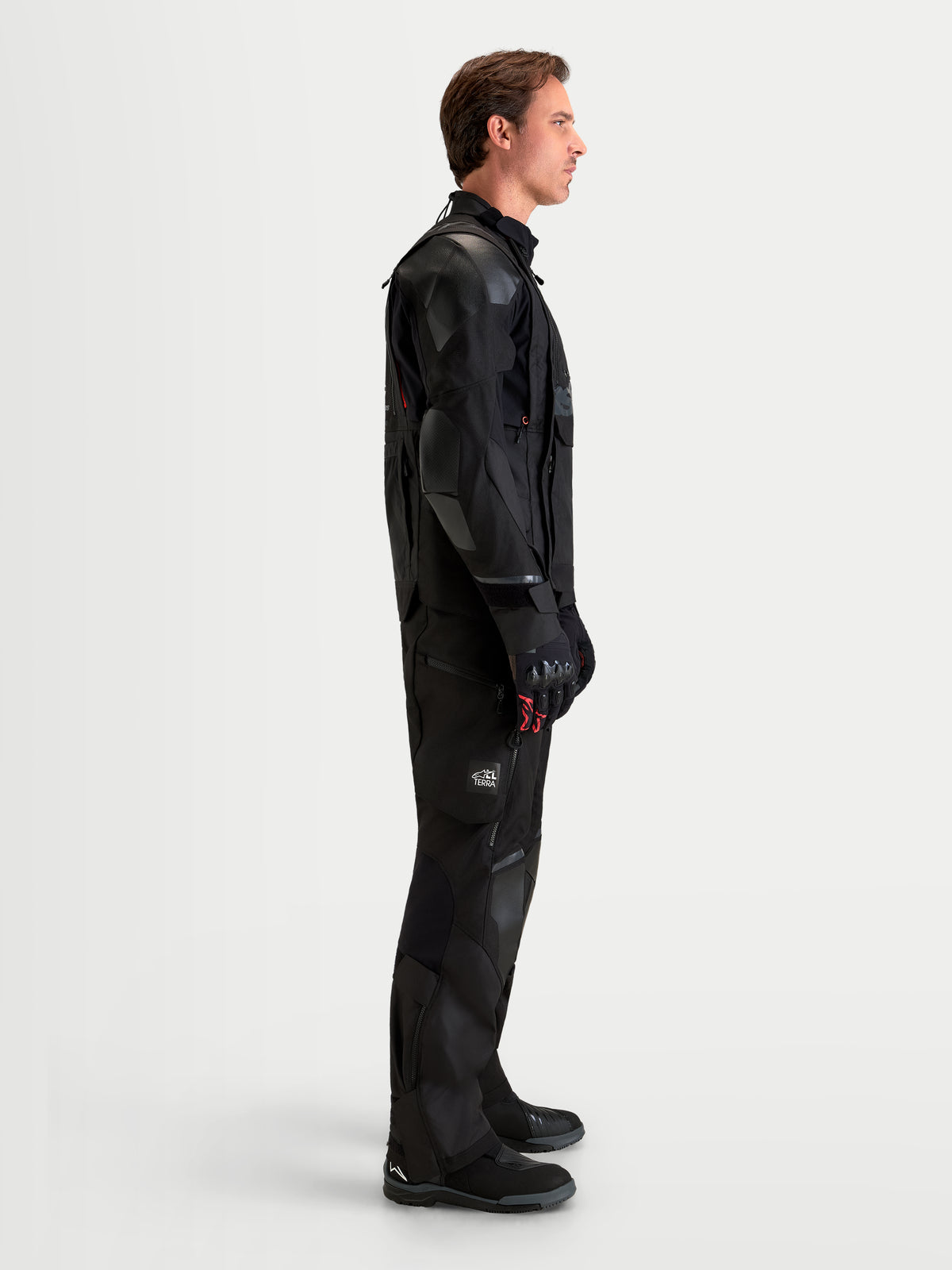 Alpinestars Harok V2 Drystar jakke, sort herre-motorcykeljakke til eventyr og off-road, vist i profil af mandlig model iført komplet udstyr