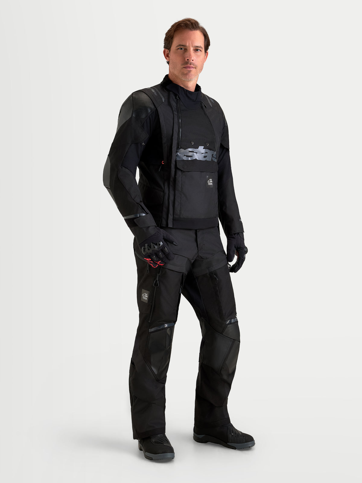 Alpinestars Harok V2 Drystar herremotorcykeljakke, sort adventure-motorcykeludstyr med modulær ventilation, vandtæt design og CE-certificeret beskyttelse, mand iført komplet udstyr