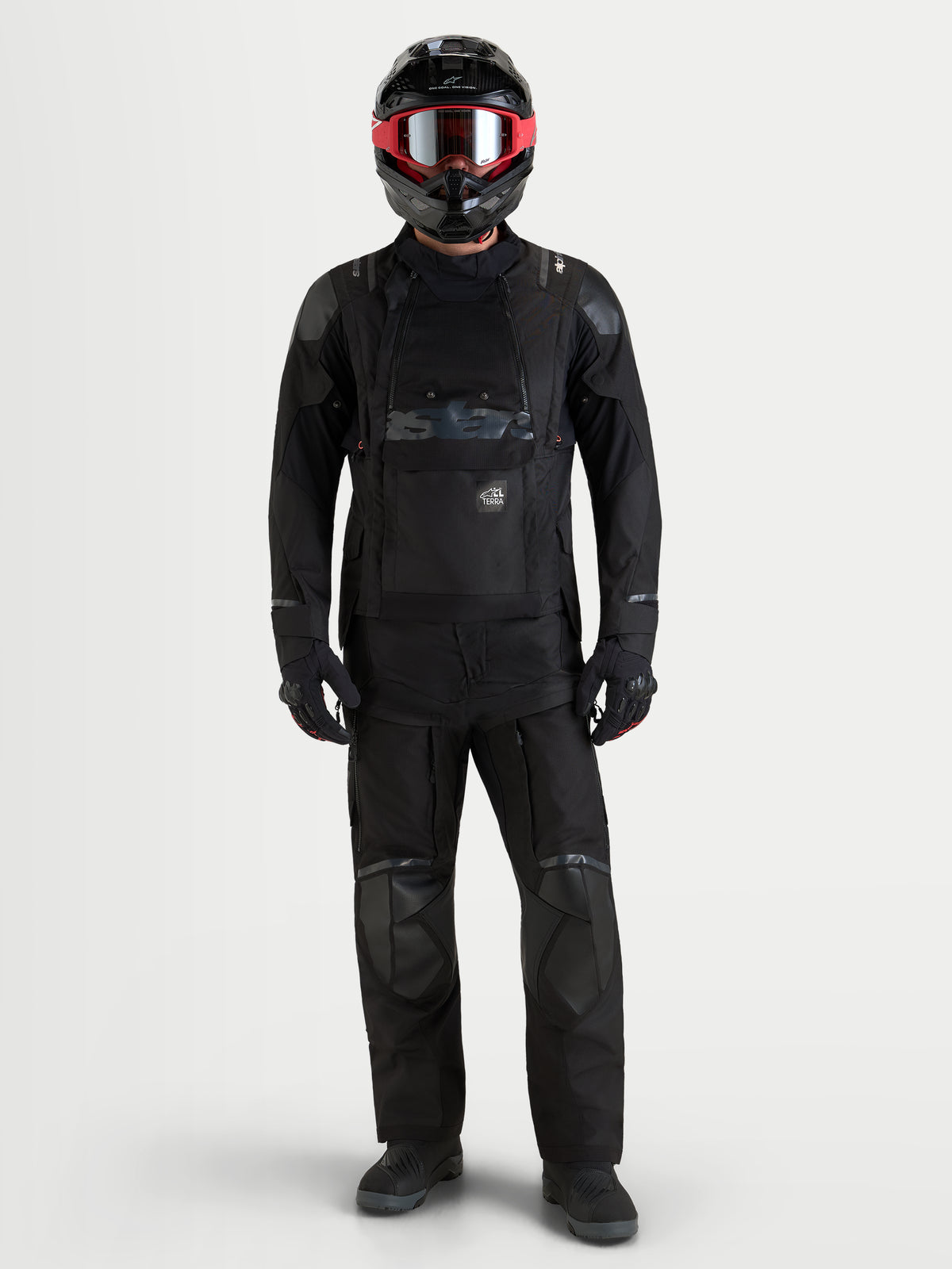 Alpinestars Harok V2 Drystar jakke, herre-adventuremotorcykeljakke i sort, model iført vandtæt og CE-certificeret udstyr med modulær ventilation
