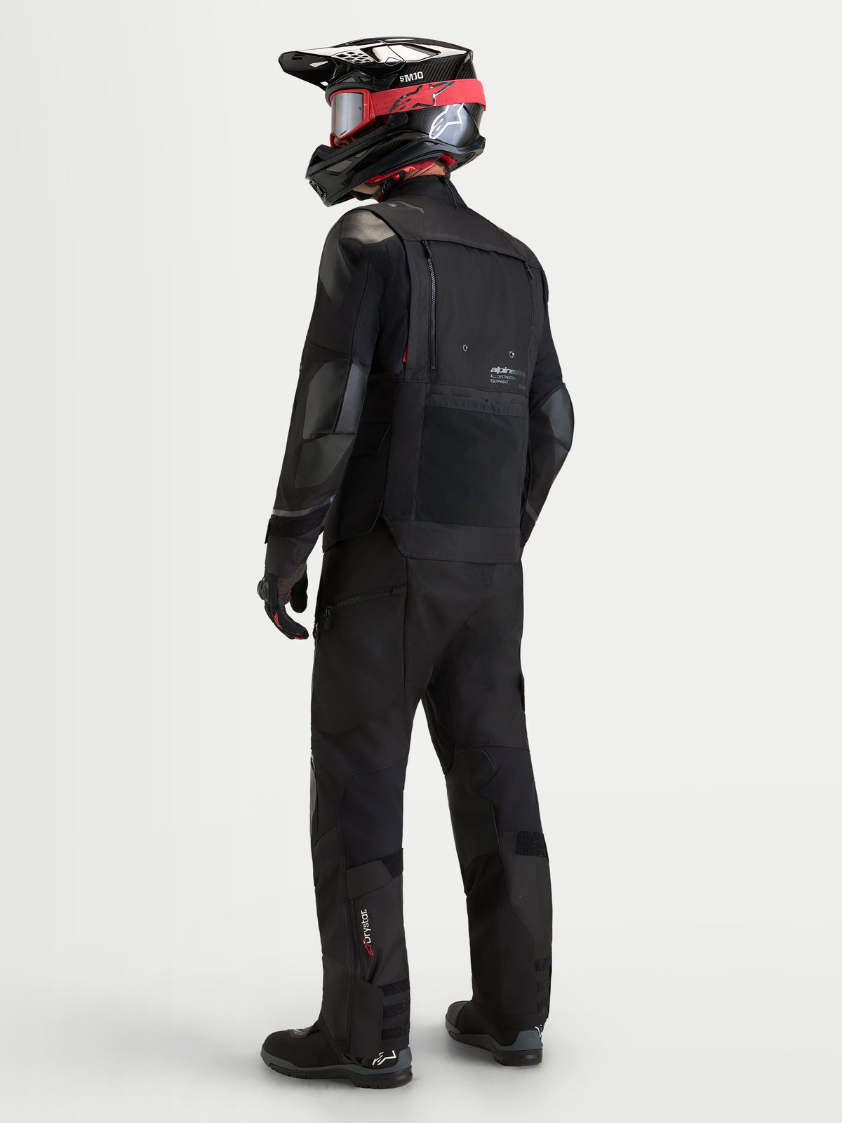 Alpinestars Harok V 2 Drystar jakke, sort eventyr-motorcykeljakke set bagfra med modulære ventilationspaneler og slidstærk tekstilkonstruktion på person