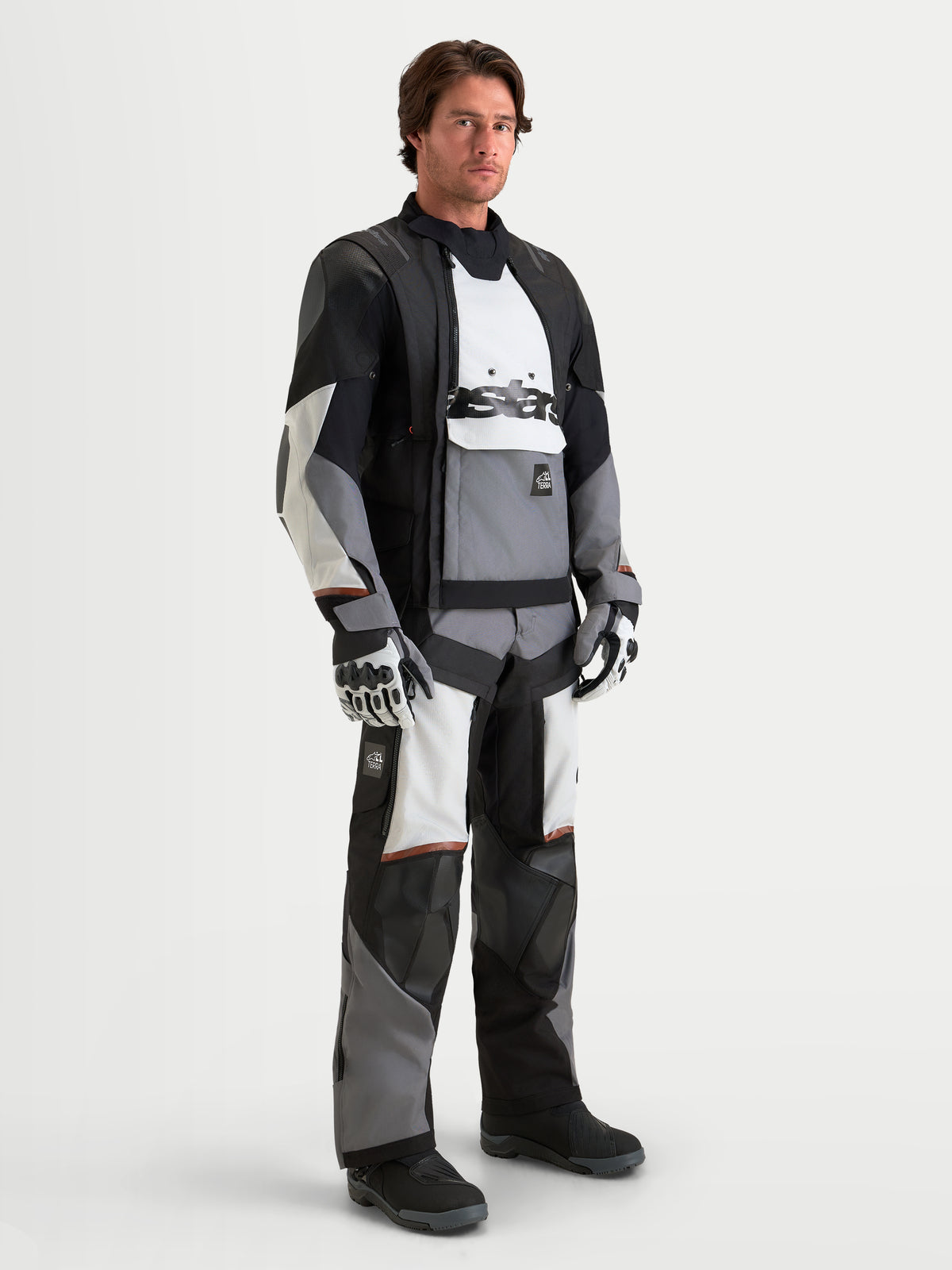 Alpinestars Harok V 2 Drystar jakke, herreadventuremotorcykeljakke i mørkegrå, isgrå og sort med CE-certificeret beskyttelse og vandtæt modulær konstruktion båret af en model