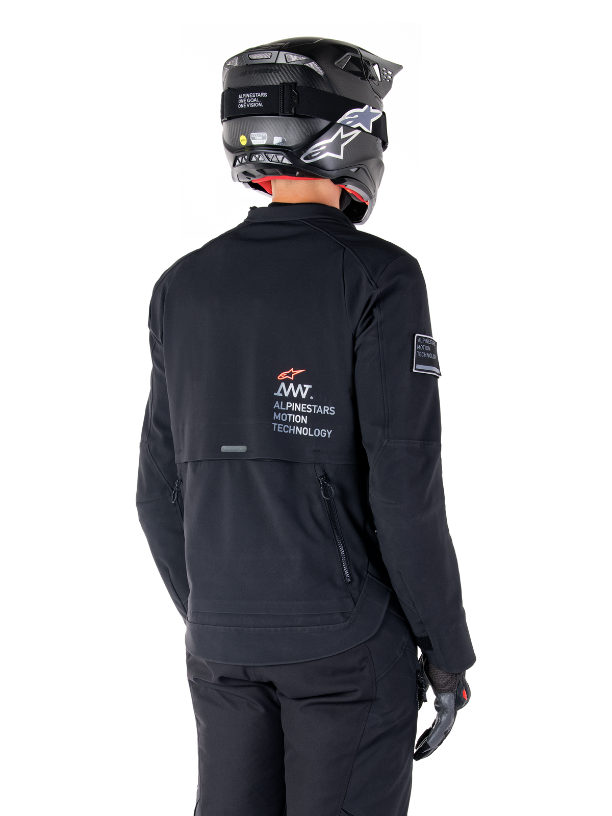 Alpinestars AMT-8 Stretch Drystar® XF jakke i sort, set bagfra på en motorcyklist, med 'AMT Alpinestars Motion Technology' branding på ryggen, teknisk ventilation med lynlås, kombineret med en sort motorcykelhjelm og handsker