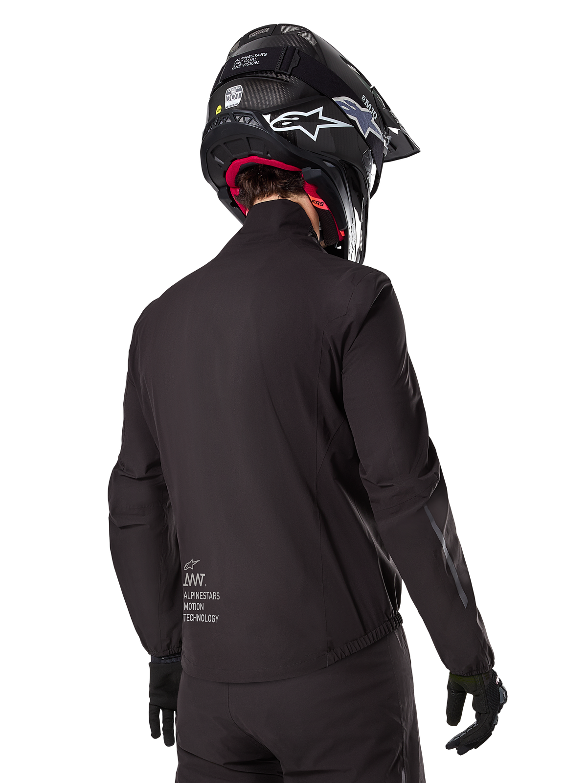 Alpinestars AMT-8 Stretch Drystar® XF-liner, sort vandtæt jakkeliner, set bagfra på en kører iført sort hjelm og handsker, med Alpinestars Motion Technology-branding på lænden, minimalistisk og funktionelt design til adventure-kørsel.