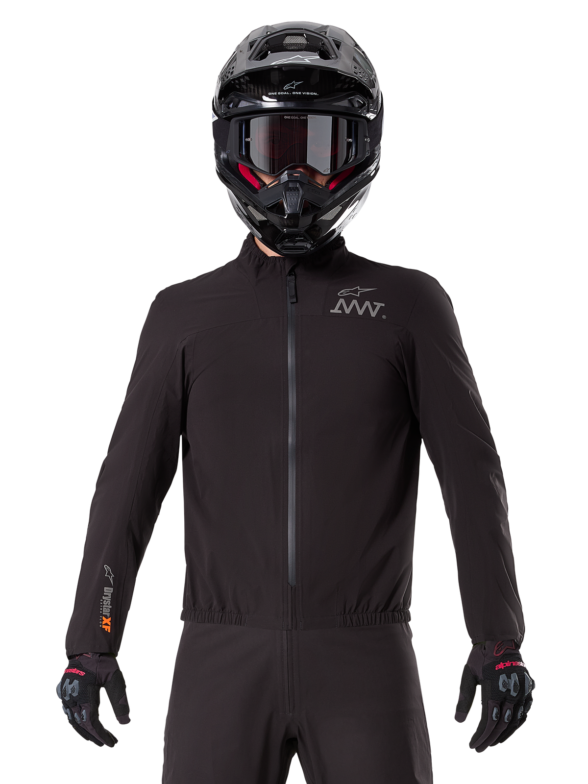 Alpinestars AMT-8 Stretch Drystar® XF Liner, sort vandtæt motorcykel-liner, med lynlås foran og elastik i taljen, AMT-logo på brystet og Drystar XF-logo på ærmet, her vist med sort hjelm og handsker.