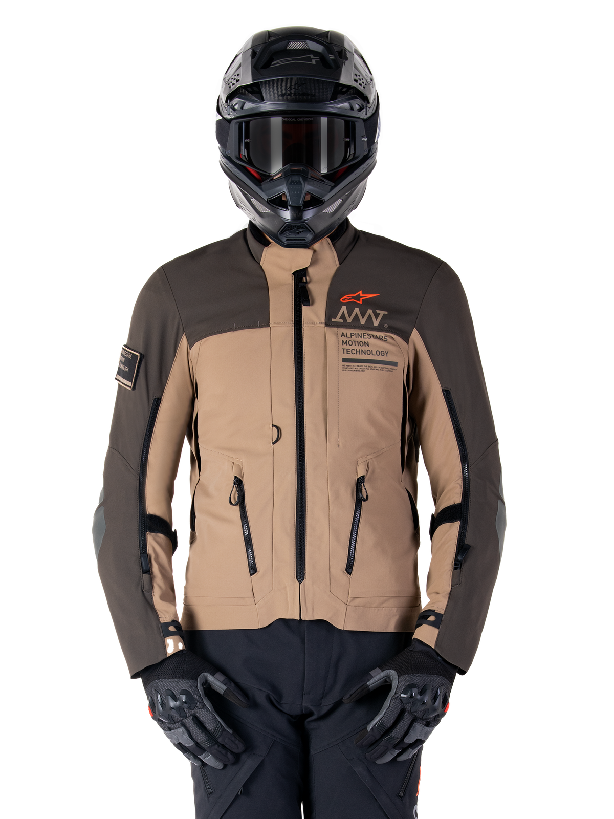 Alpinestars AMT-8 Stretch Drystar XF jakke, motorcykel adventure touring-jakke, mørk khaki og mørkebrun, med orange Astars-logo og sorte lynlåse, bæres med sort adventure-hjelm og handsker, komplet køreudstyr