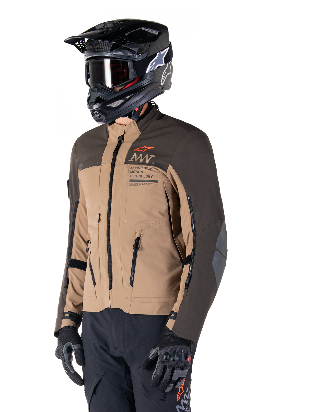 Alpinestars AMT-8 Stretch Drystar® XF Jakke, adventure motorcykeljakke, mørkebrun og mørk khaki, båret med en sort off-road hjelm og goggles, med Alpinestars Motion Technology-branding og lynlåslukkede ventilationsåbninger.